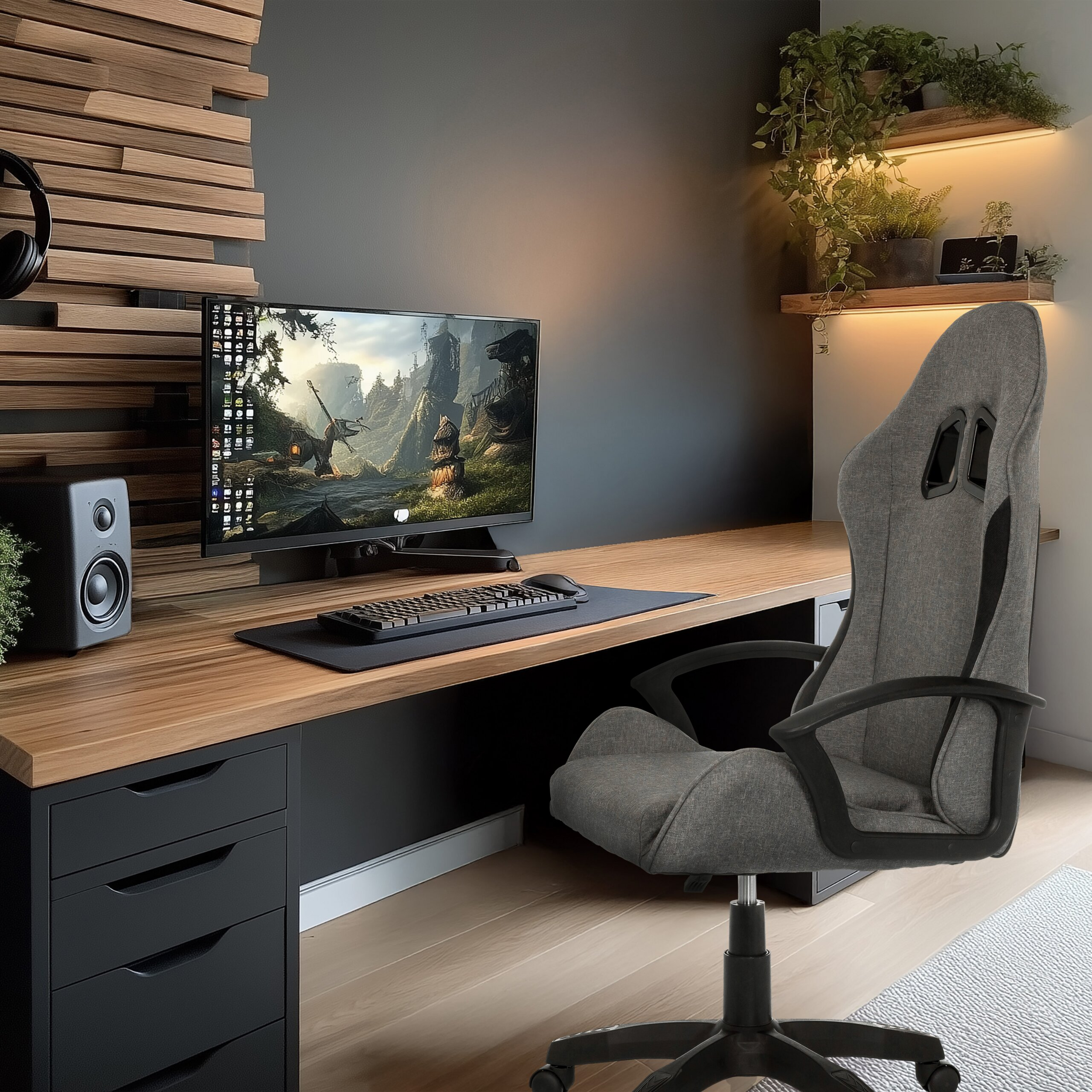 Ein modernes Gaming-Setup mit grauem Stuhl, Holztisch, Monitor mit Fantasielandschaft und beleuchteten Regalen.