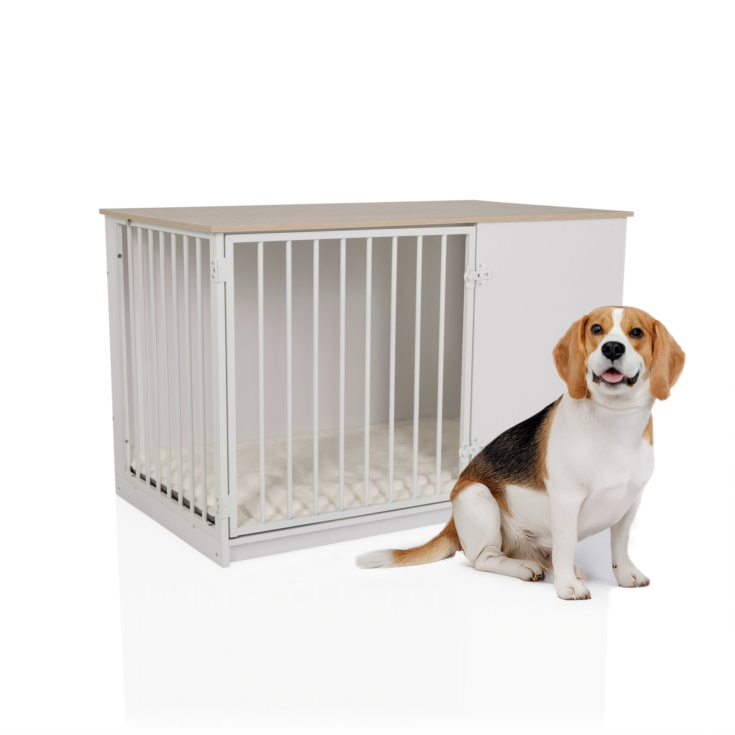 Ein Beagle sitzt vor einer weißen Hundebox mit Holzdach und weißem Kissen.