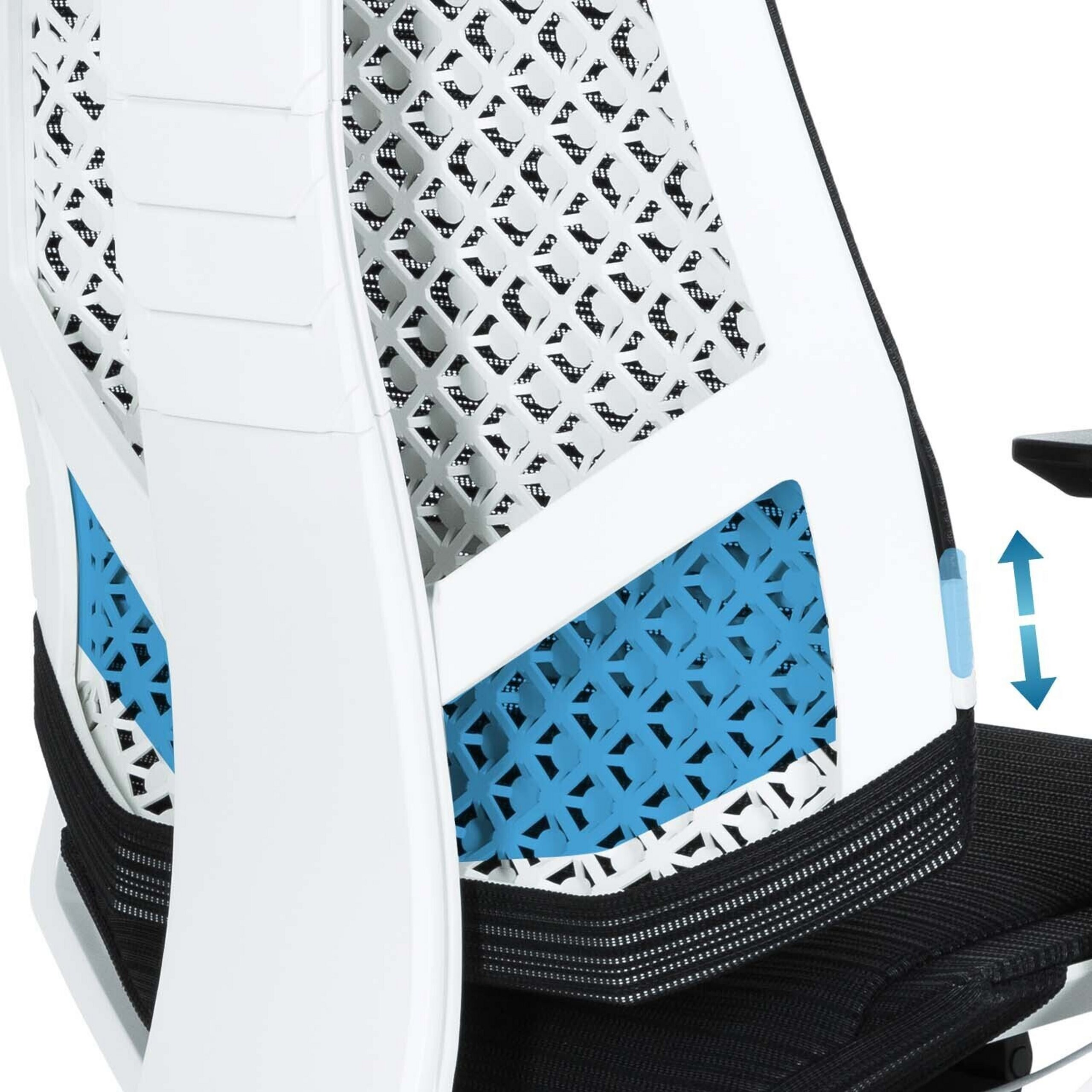 Nahaufnahme der ergonomischen Rückenlehne eines weißen Stuhls mit weißem, schwarzem und blauem Netzmuster und einem Pfeil.