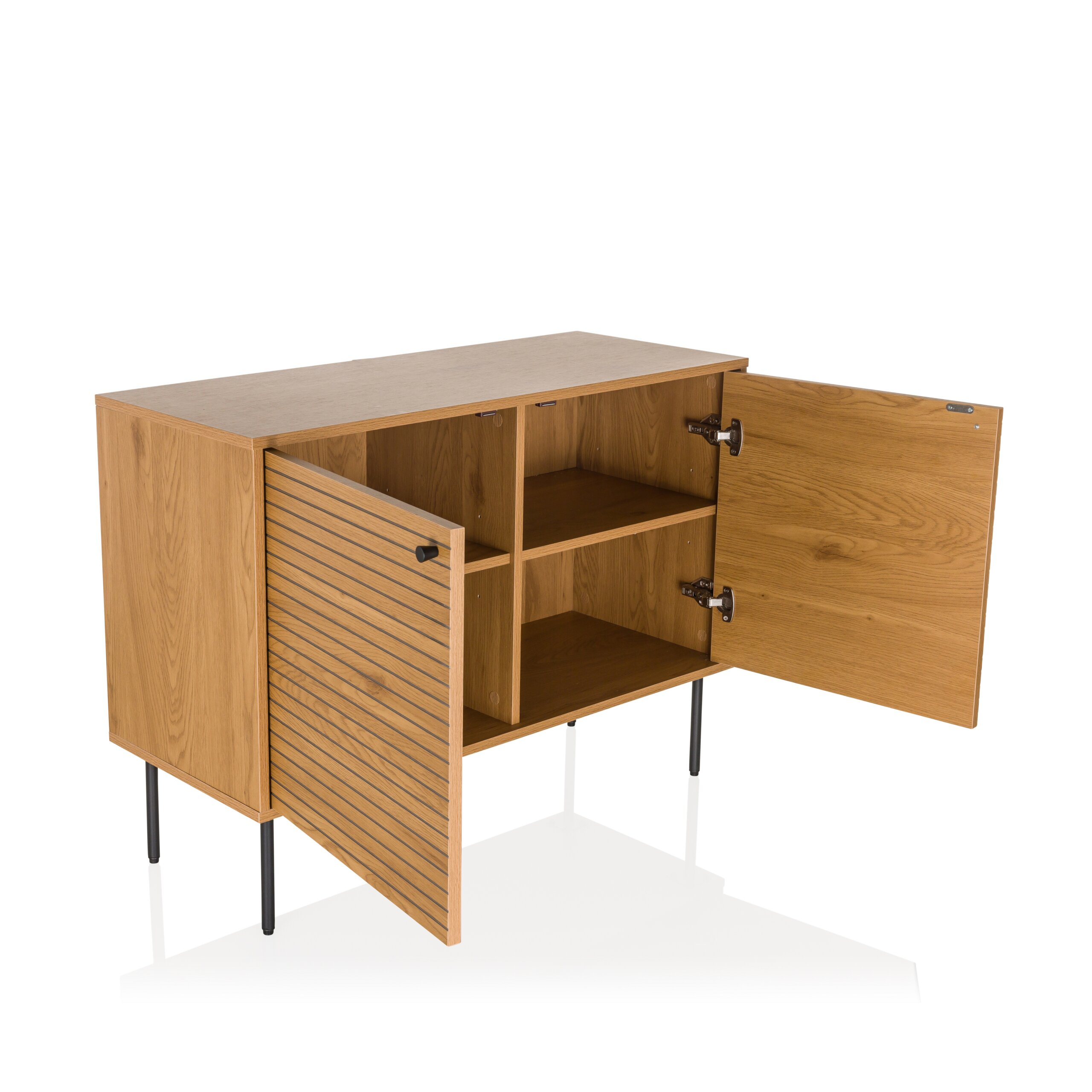 Ein hölzernes Sideboard mit offenen Türen, Regalen im Inneren und schwarzen Metallbeinen vor weißem Hintergrund.