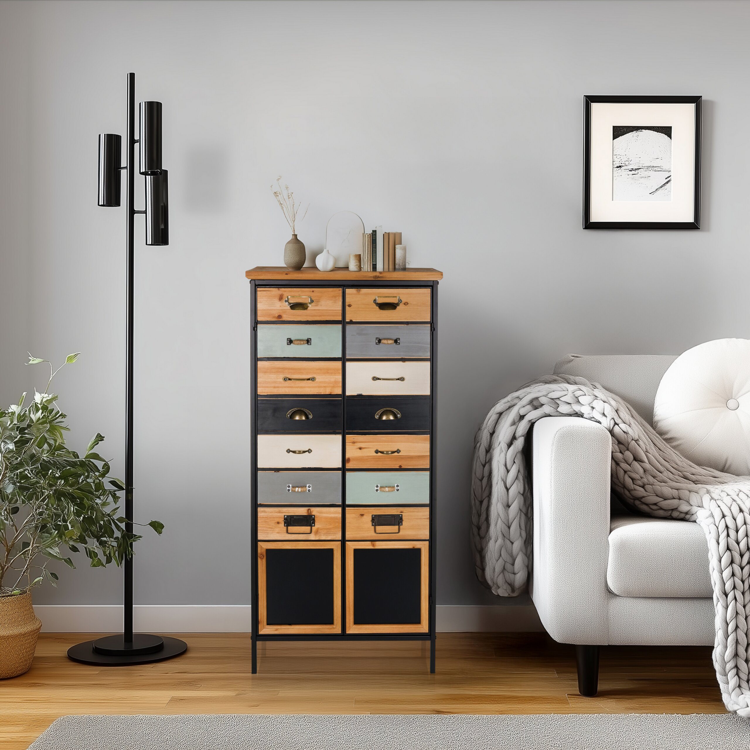 Wohnzimmer mit grauer Wand, Holzkommode, schwarzer Lampe, weißem Sofa und gerahmtem Bild.