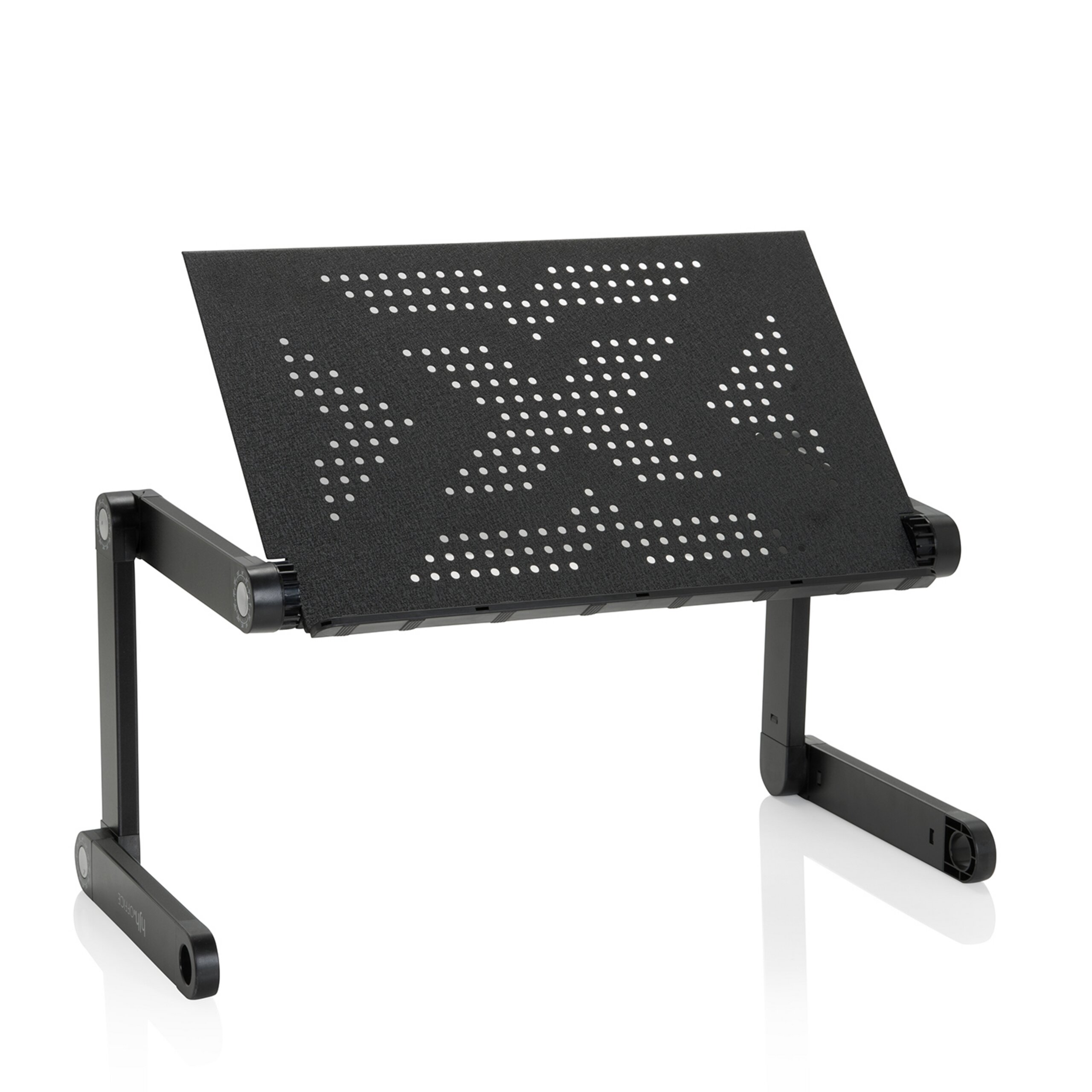 Ein verstellbarer schwarzer Laptoptisch mit perforierter Oberfläche und klappbaren Beinen auf weiẞem Hintergrund.