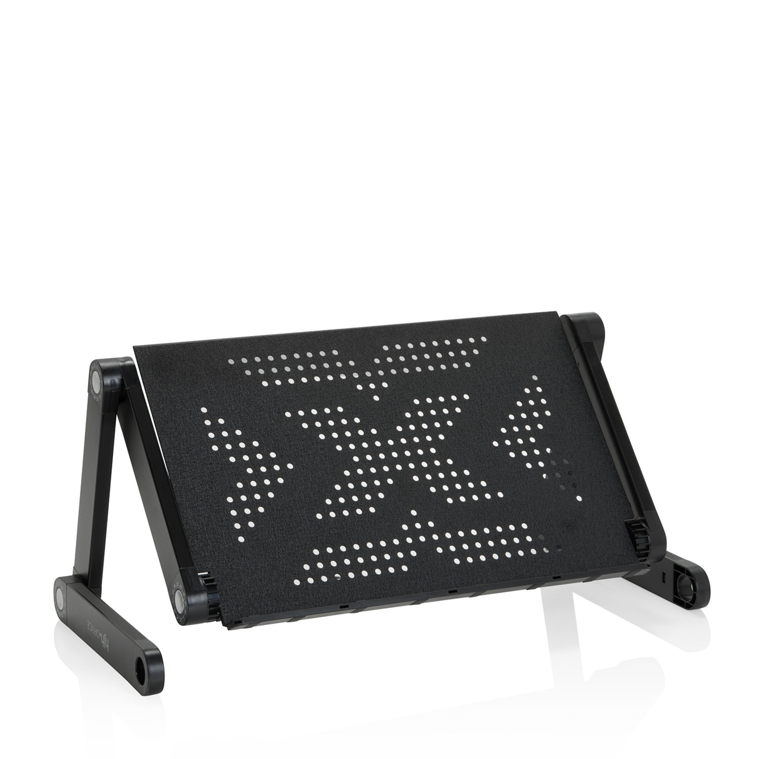 Ein schwarzer, verstellbarer Laptopständer mit Belüftungslöchern auf weißem Hintergrund.