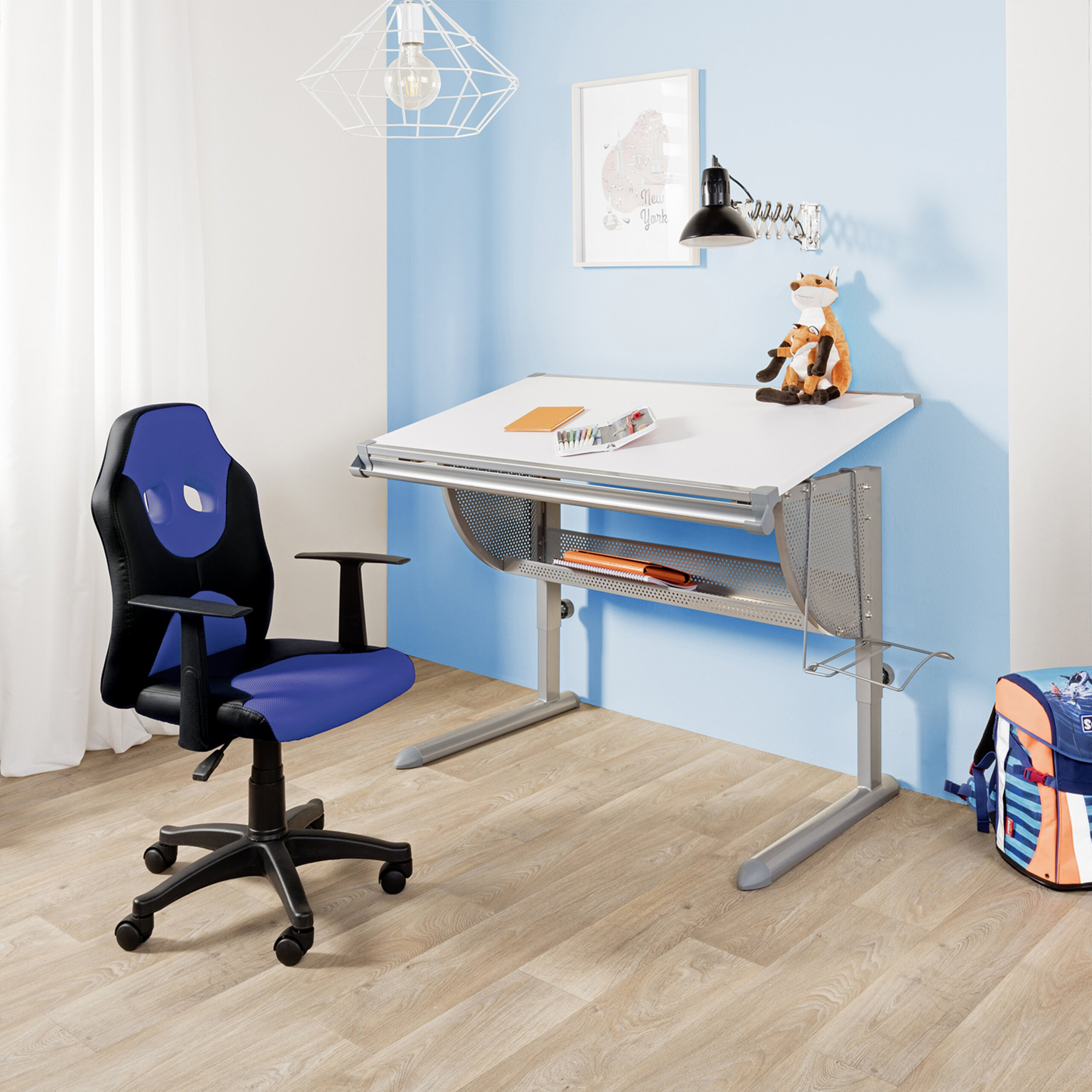 Ein Kinderzimmer hat einen blau-schwarzen Schreibtischstuhl, einen verstellbaren weißen Tisch und eine Schultasche.