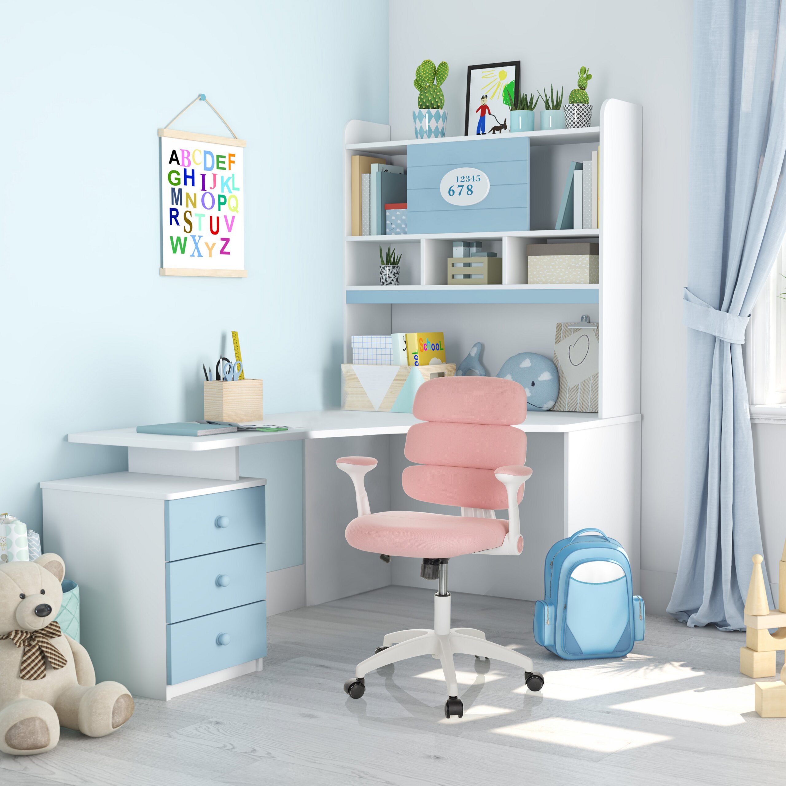 Ein Kinderzimmer mit weißem Eckschreibtisch, rosa Stuhl, blauem Rucksack und Alphabet-Poster an der hellblauen Wand.