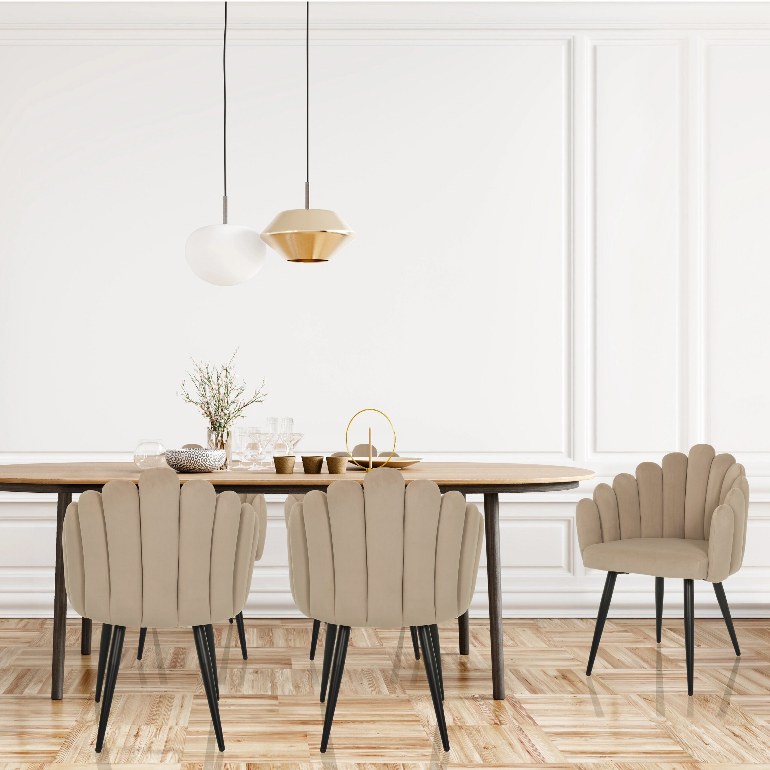 Esszimmer mit Holztisch, beigen Stühlen und zwei modernen Pendelleuchten an einer weißen Wand.