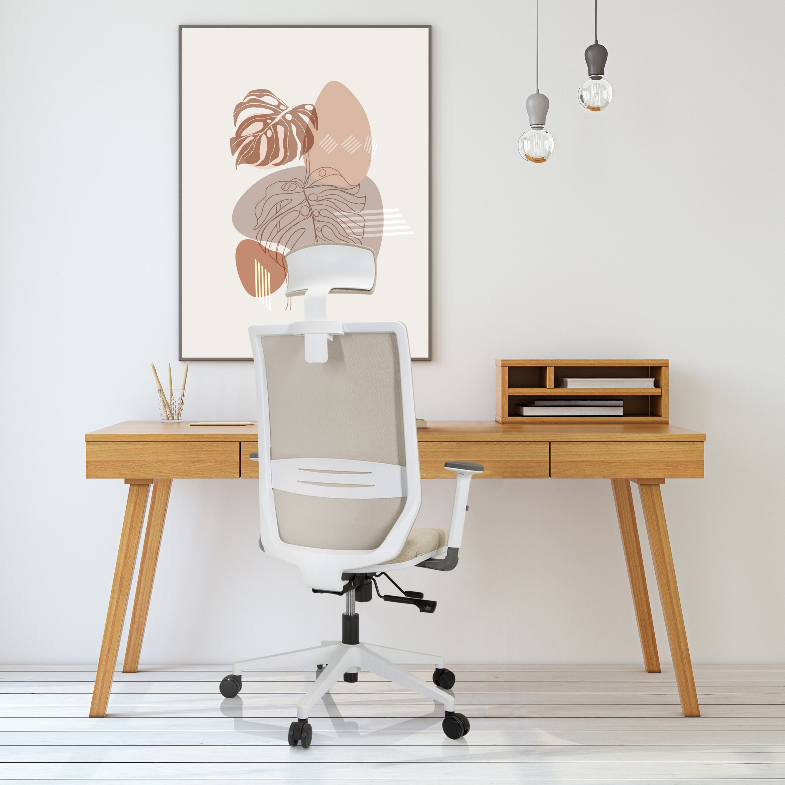 Ein weißer ergonomischer Bürostuhl steht vor einem Holzschreibtisch mit Wandbild und Lampen.