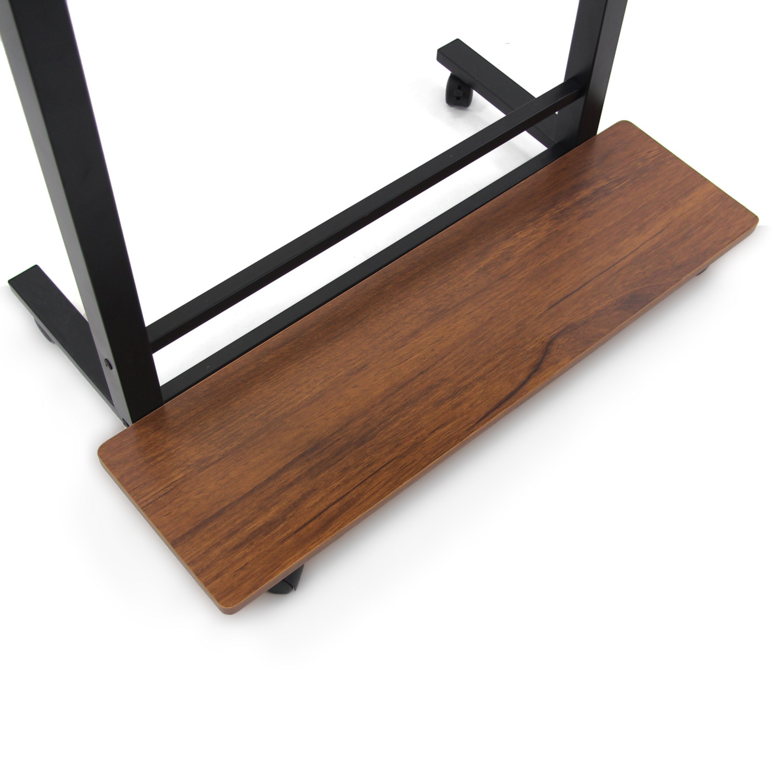 Ein Holzregal mit schwarzem Metallgestell auf kleinen Rollen vor einem weißen Hintergrund.