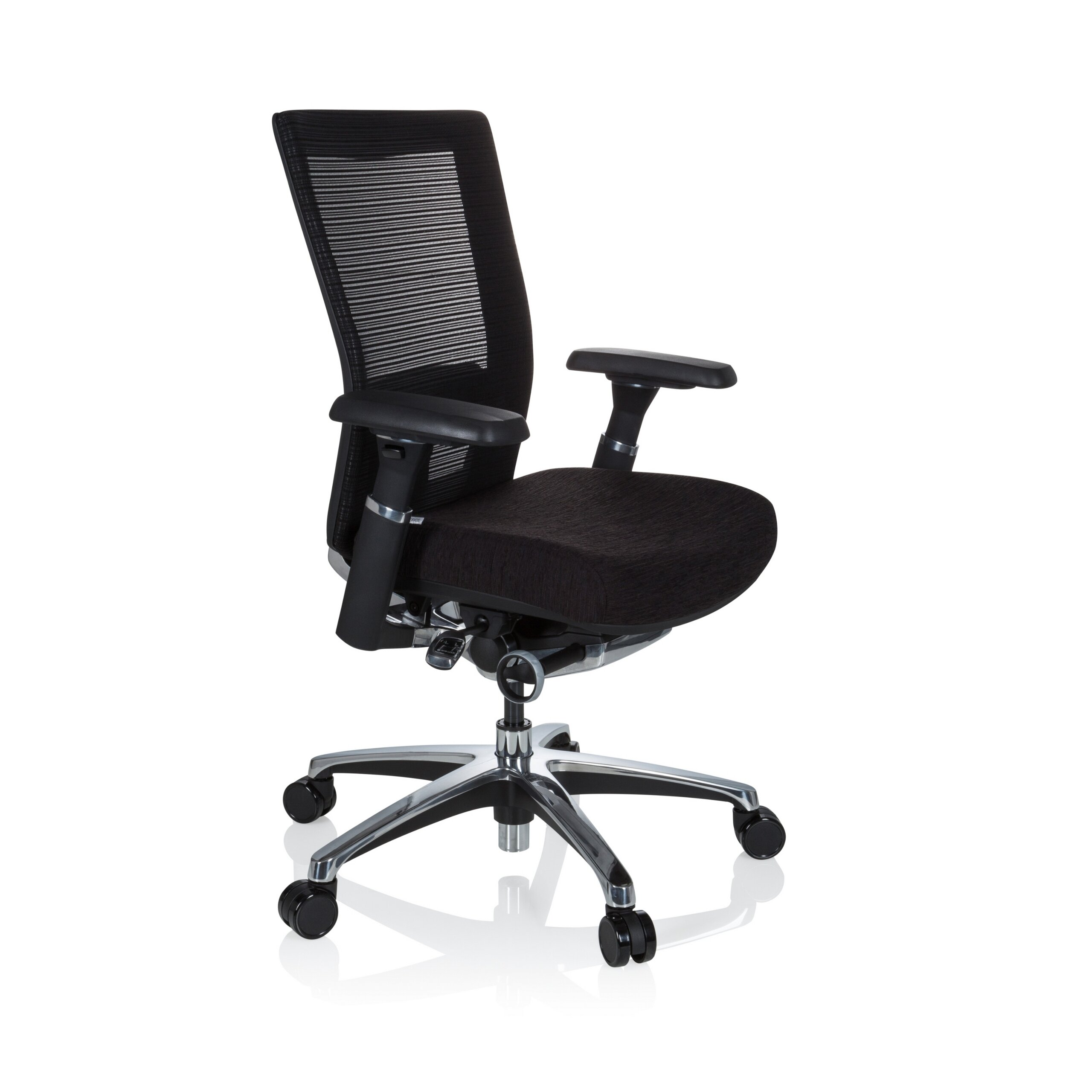 Ein schwarzer ergonomischer Buerostuhl mit Netzrueckenlehne, verstellbaren Armlehnen und Chrombasis auf Rollen.
