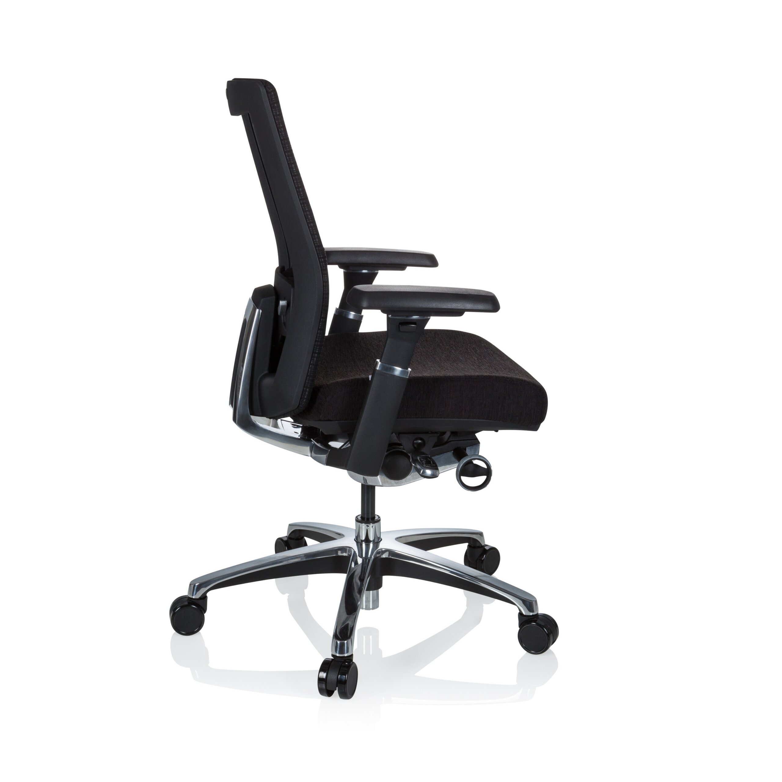 Ein schwarzer ergonomischer Buerostuhl mit silbernem Sternfuss auf rollen vor weissem Hintergrund.