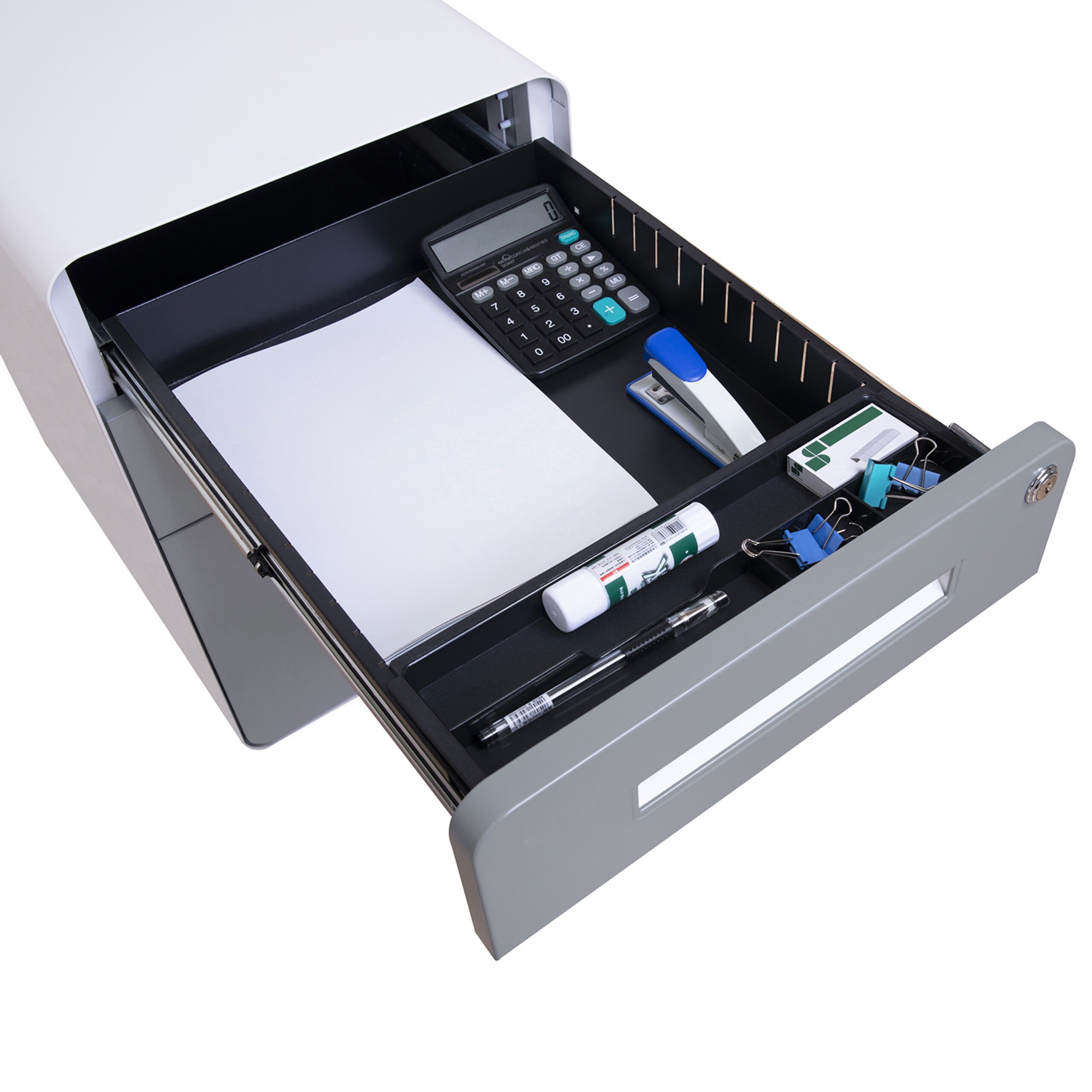 Eine offene Büroschublade enthält einen Rechner, weißes Papier, einen blauen Tacker, einen Klebestift, einen Stift und Büroklammern.