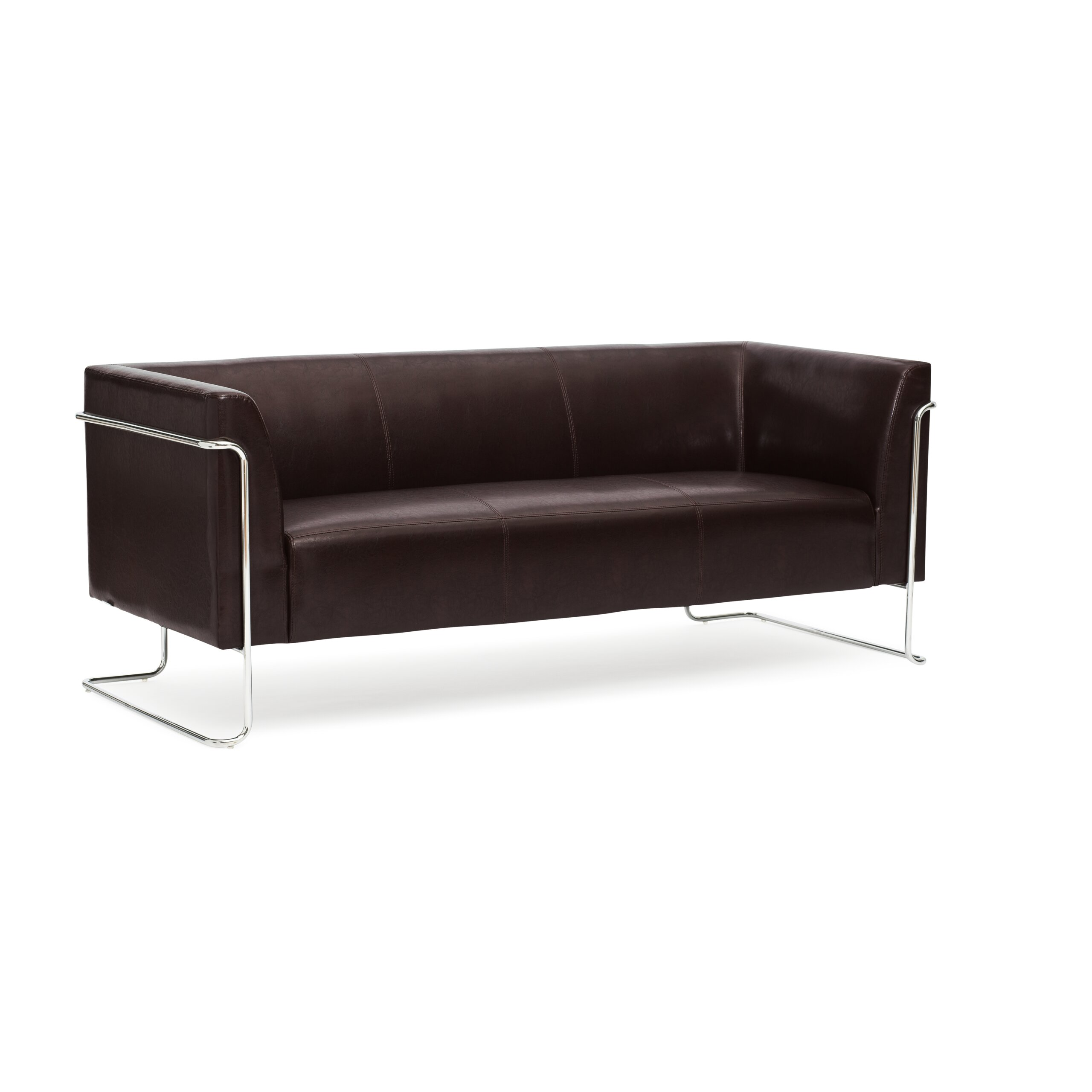 Ein modernes dunkles Ledersofa mit glänzenden verchromten Metallbeinen vor weißem Hintergrund.