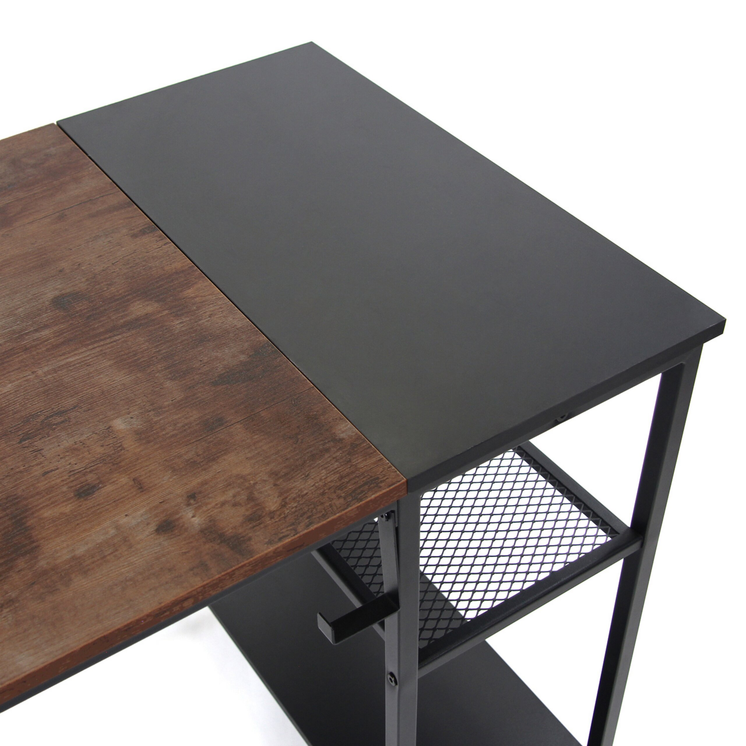 Ein Schreibtisch mit Holz- und schwarzer Metalloberfläche sowie Gitterregalen.