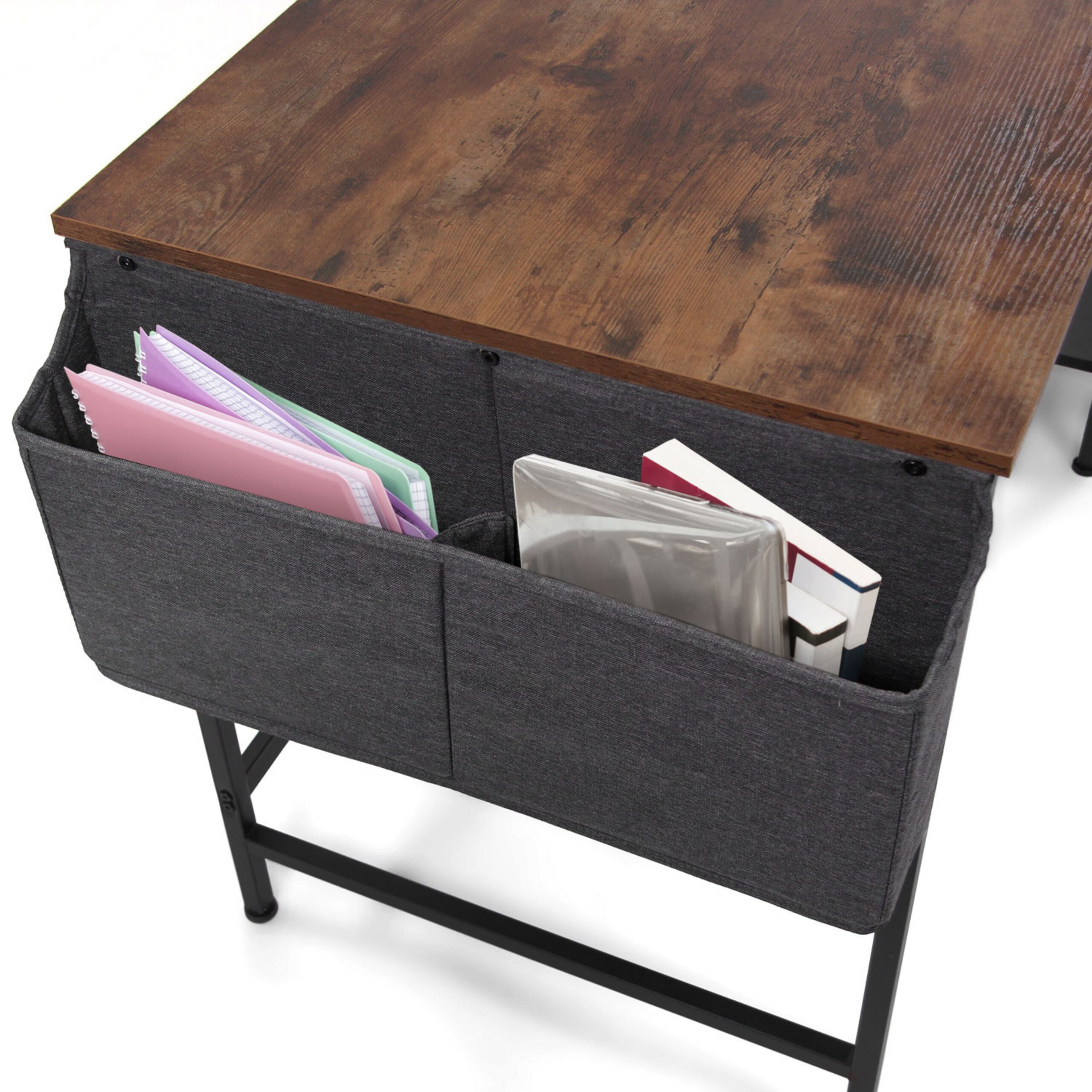 Holzschreibtisch mit schwarzem Metallgestell und grauer Seitentasche voller Notizbücher auf weißem Hintergrund.