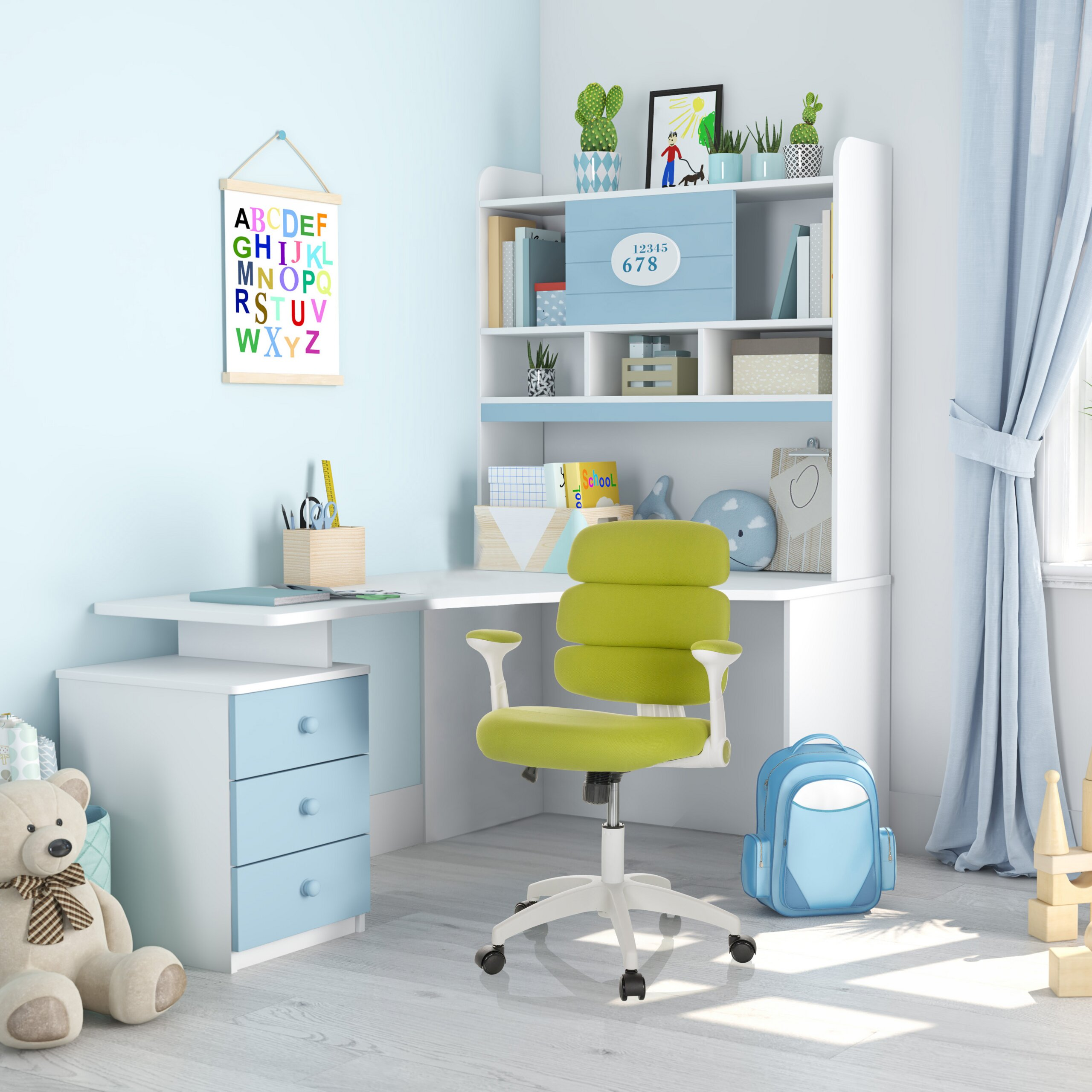 Ein Kinderzimmer mit blauem Schreibtisch, einem grünen Stuhl, Büchern, Deko und einem blauen Rucksack.