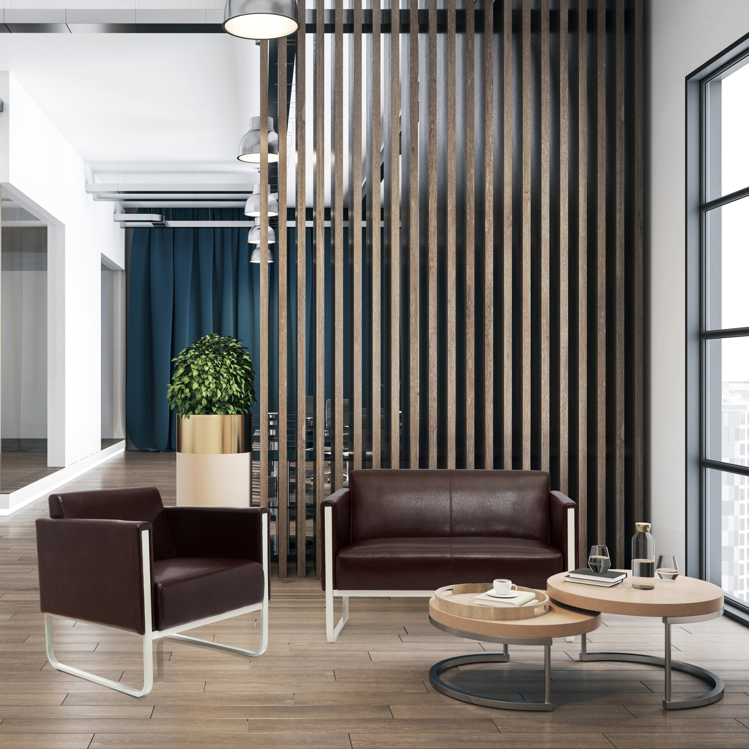 Eine moderne Lobby mit braunen Ledersofas, runden Couchtischen aus Holz, einer Holzwand und einer Topfpflanze.