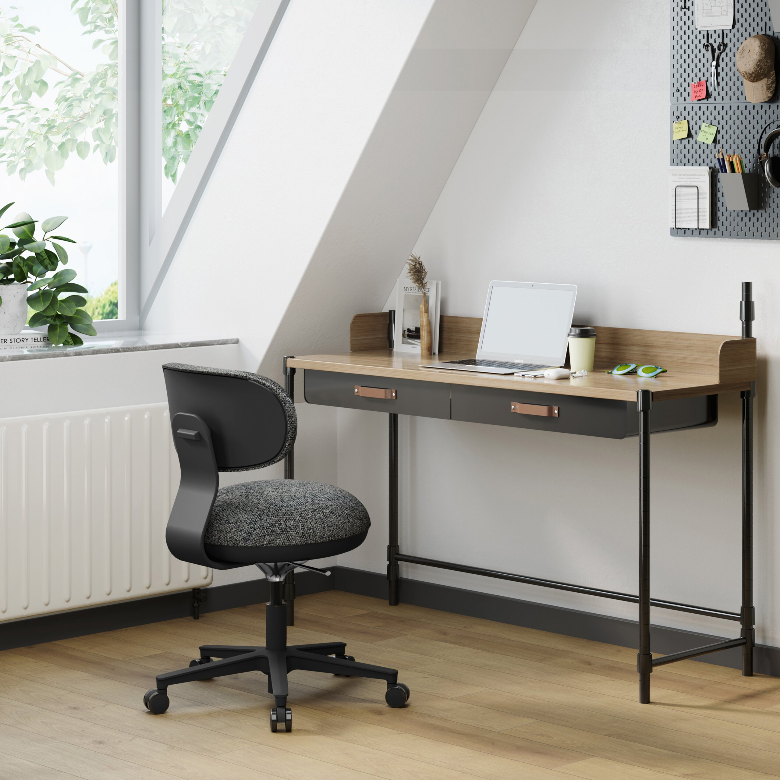 Ein moderner Schreibtisch mit Laptop und schwarzem Bürostuhl in einem hellen Raum mit Holzboden.