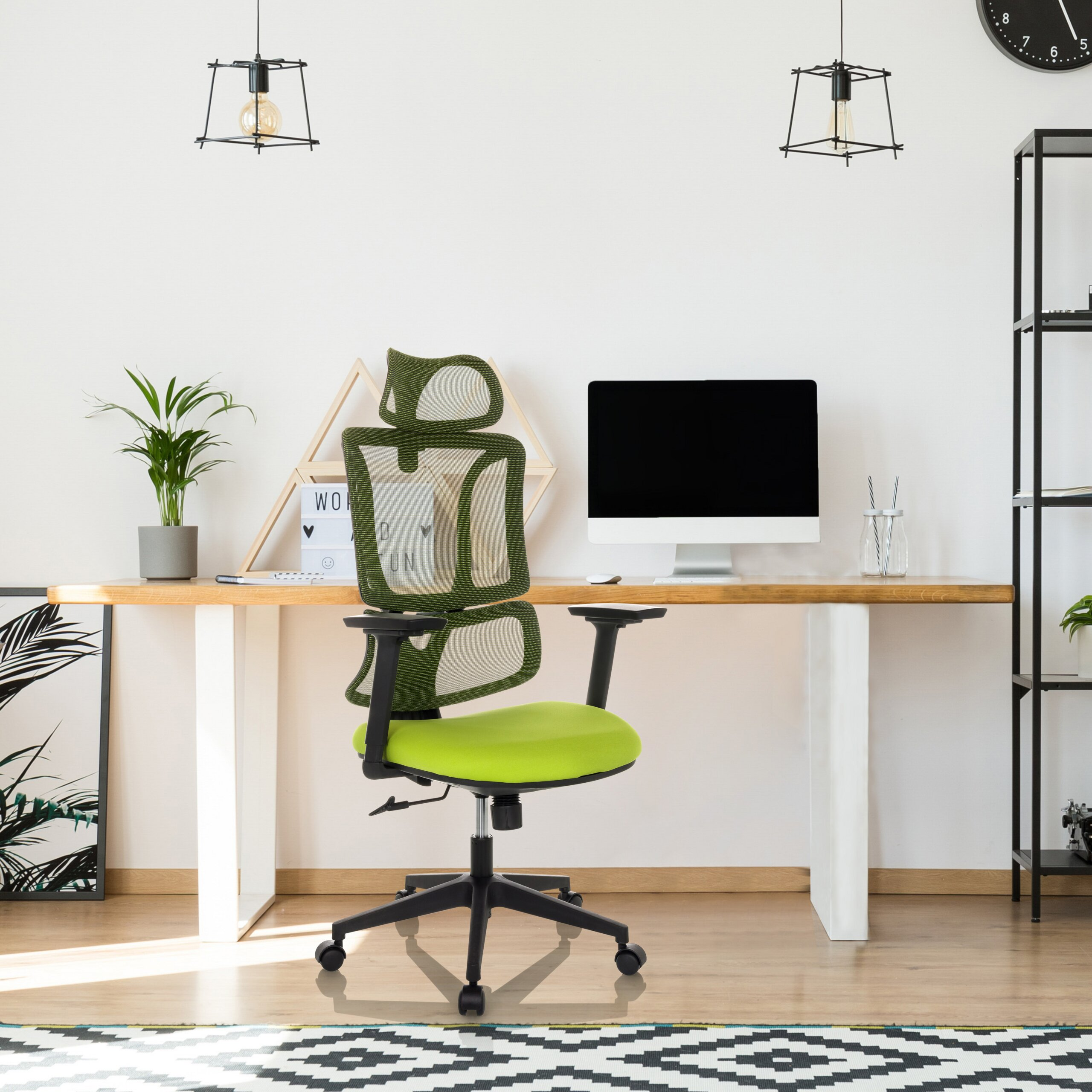 Helles modernes Heimbüro mit einem grünen ergonomischen Stuhl, Holztisch mit Computer und Hängeleuchten.