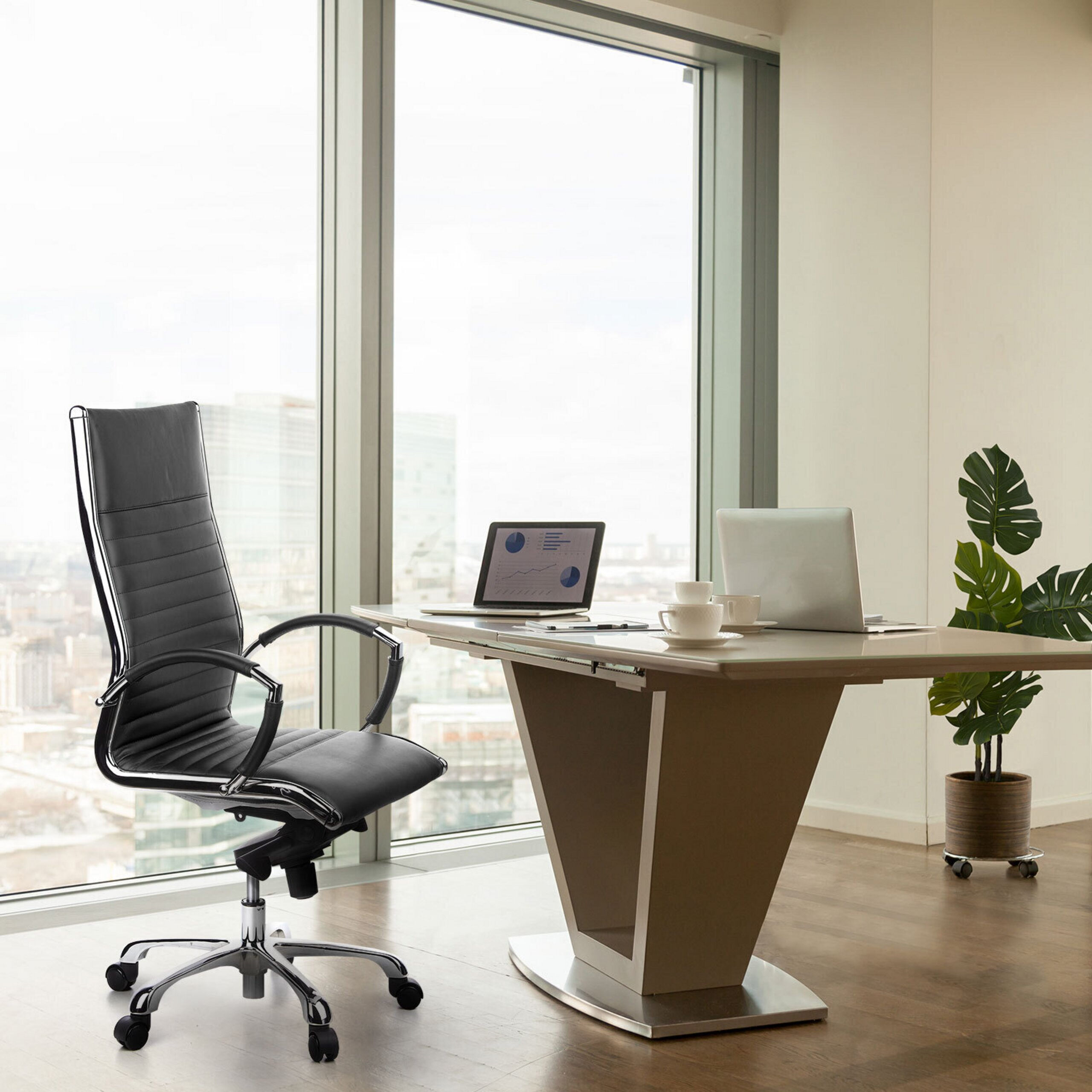 Moderne Bueroraum mit schwarzem Stuhl, Schreibtisch, Laptop und grossen Fenstern mit Stadtblick.