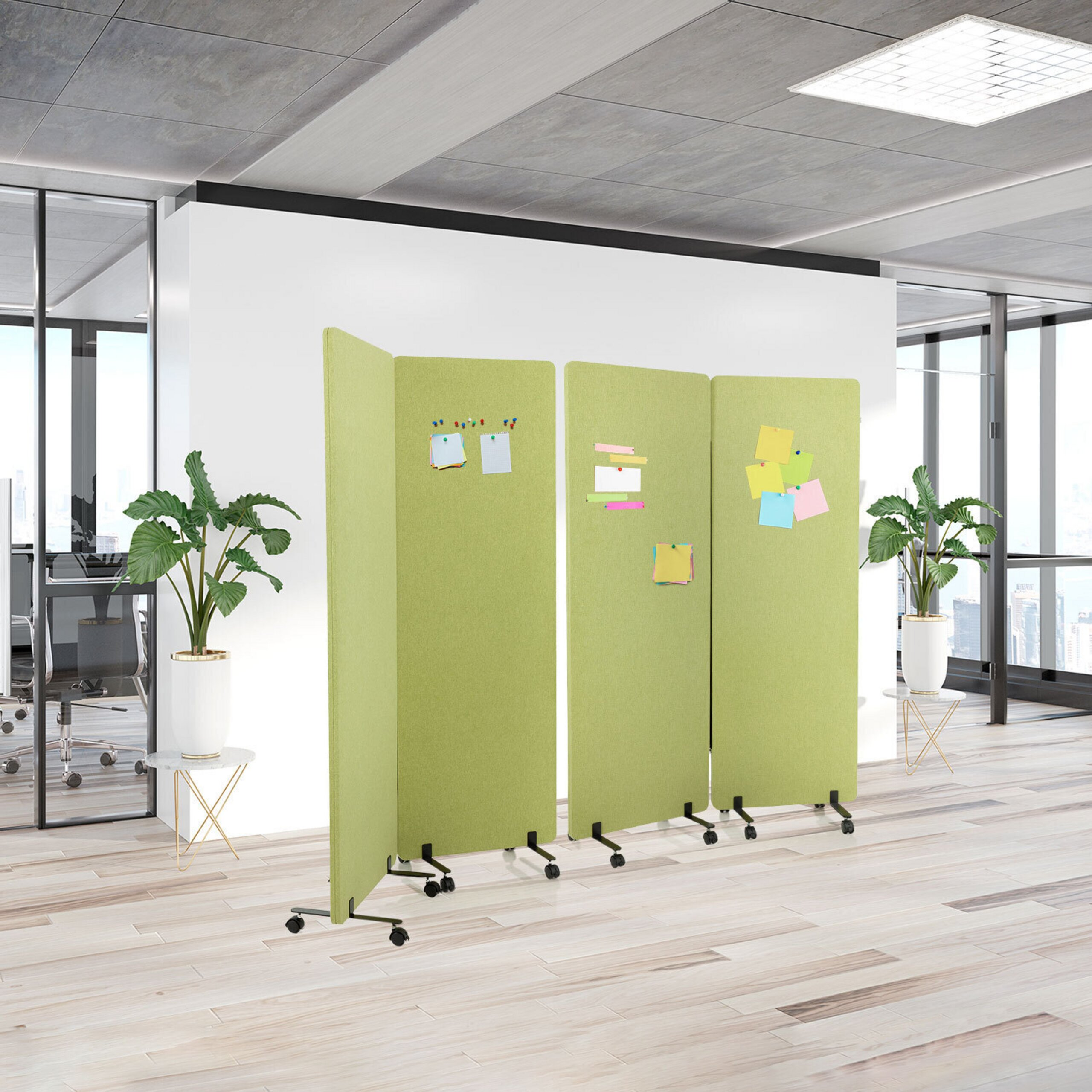 Ein grüner Akustik-Raumteiler auf Rädern mit Post-it-Notizen in einem modernen, hellen Büro.