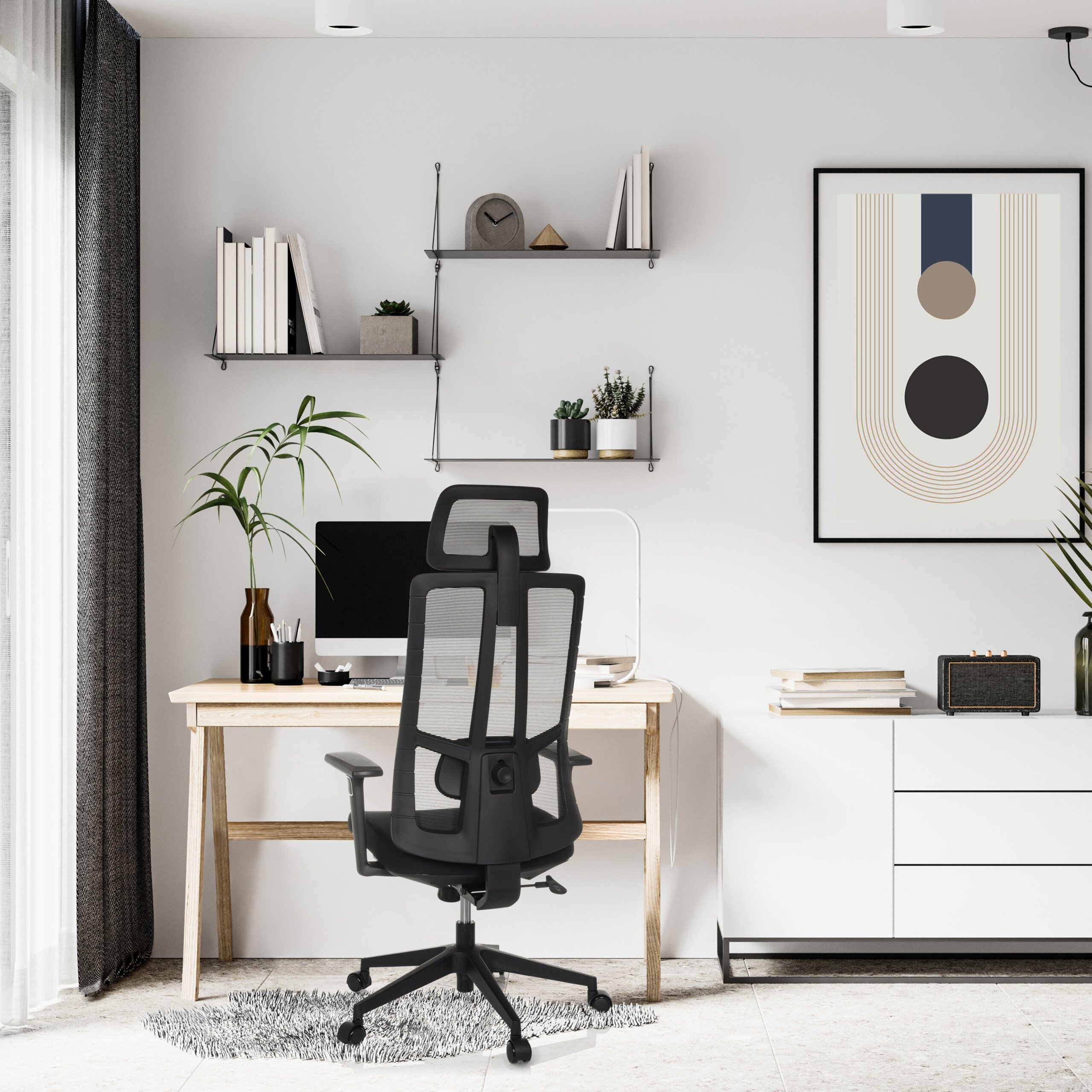Moderne Schreibtisch-Set mit schwarzem Bürostuhl, Holztisch, Computer und Wandregalen in einem hellen Raum.