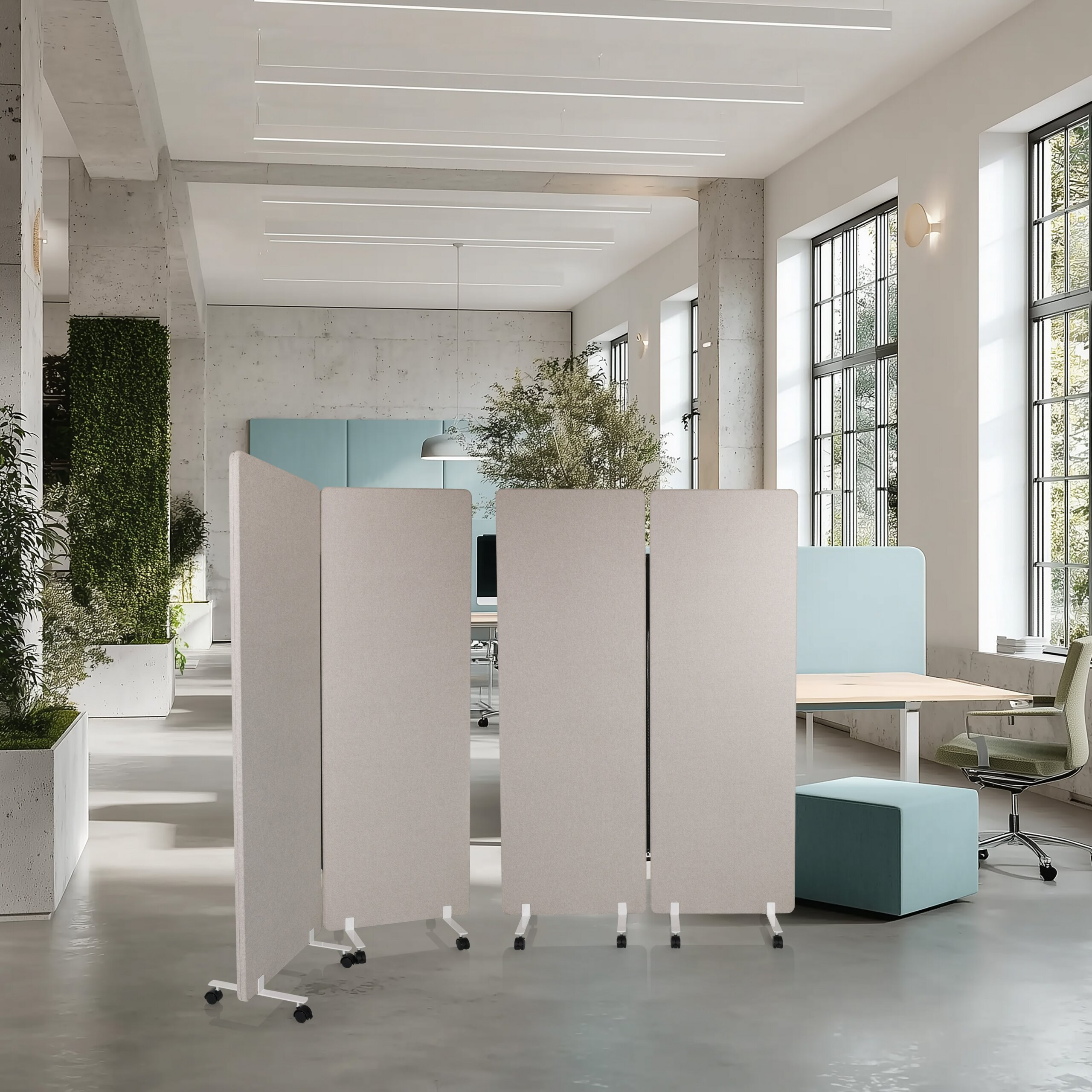 Moderne Büro-Innenarchitektur mit einem grauen Akustik-Raumteiler auf Rollen im Vordergrund.
