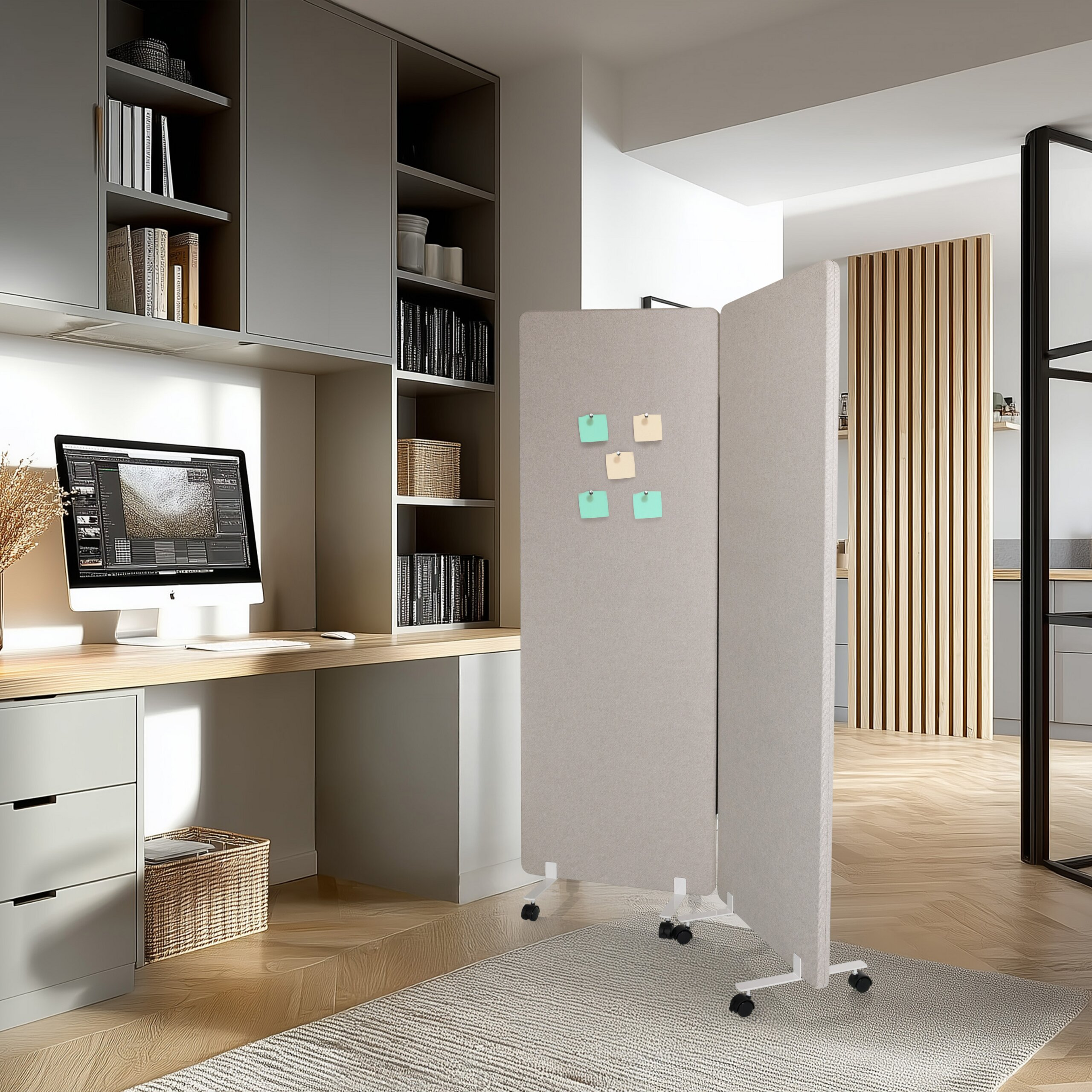 Moderne Raumteiler-Trennwand auf Rädern steht auf einem grauen Teppich in einem stilvollen Home Office mit Schreibtisch.