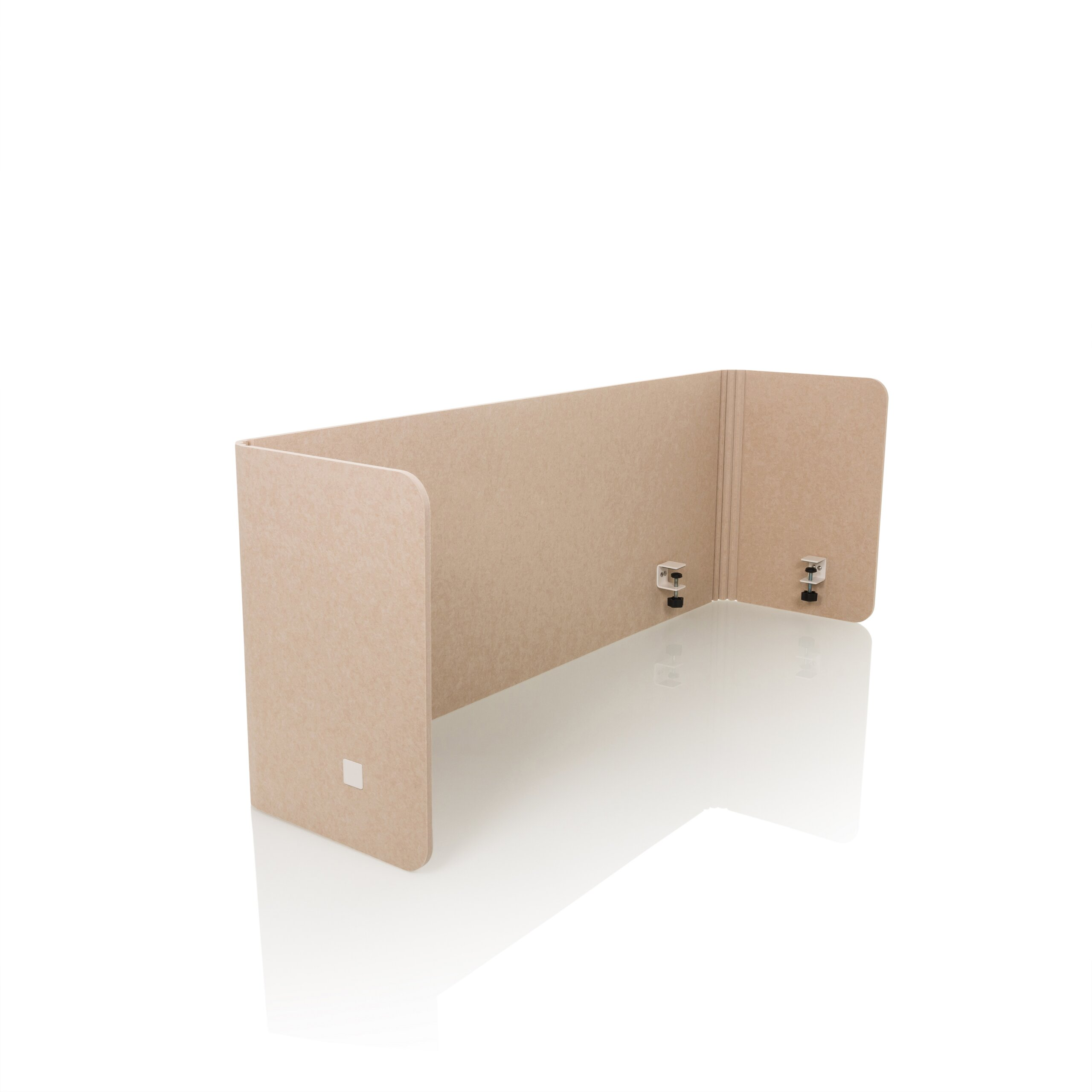 Ein beige farbener Schreibtisch-Sichtschutz mit Klemmen auf einer weissen Oberflaeche.