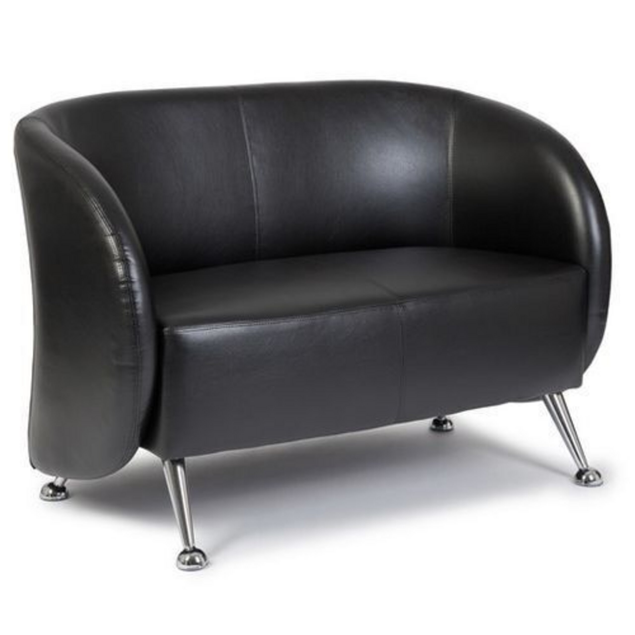 Ein schwarzes Ledersofa mit abgerundeten Armlehnen und glänzenden Chrombeinen auf weißem Hintergrund.