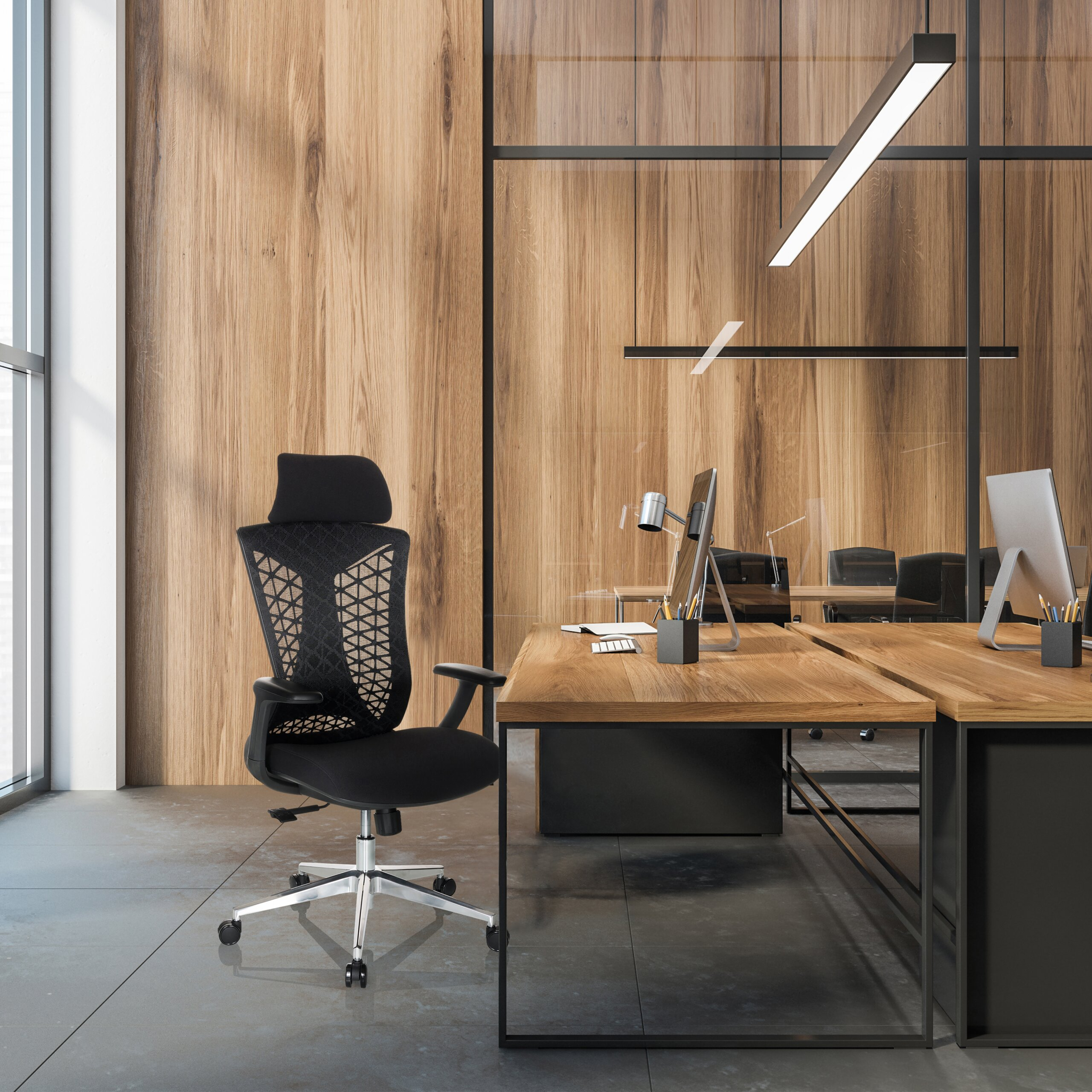 Modernes Büro mit Holzwand, grauen Böden, zwei Schreibtischen mit Computern und einem schwarzen ergonomischen Bürostuhl.