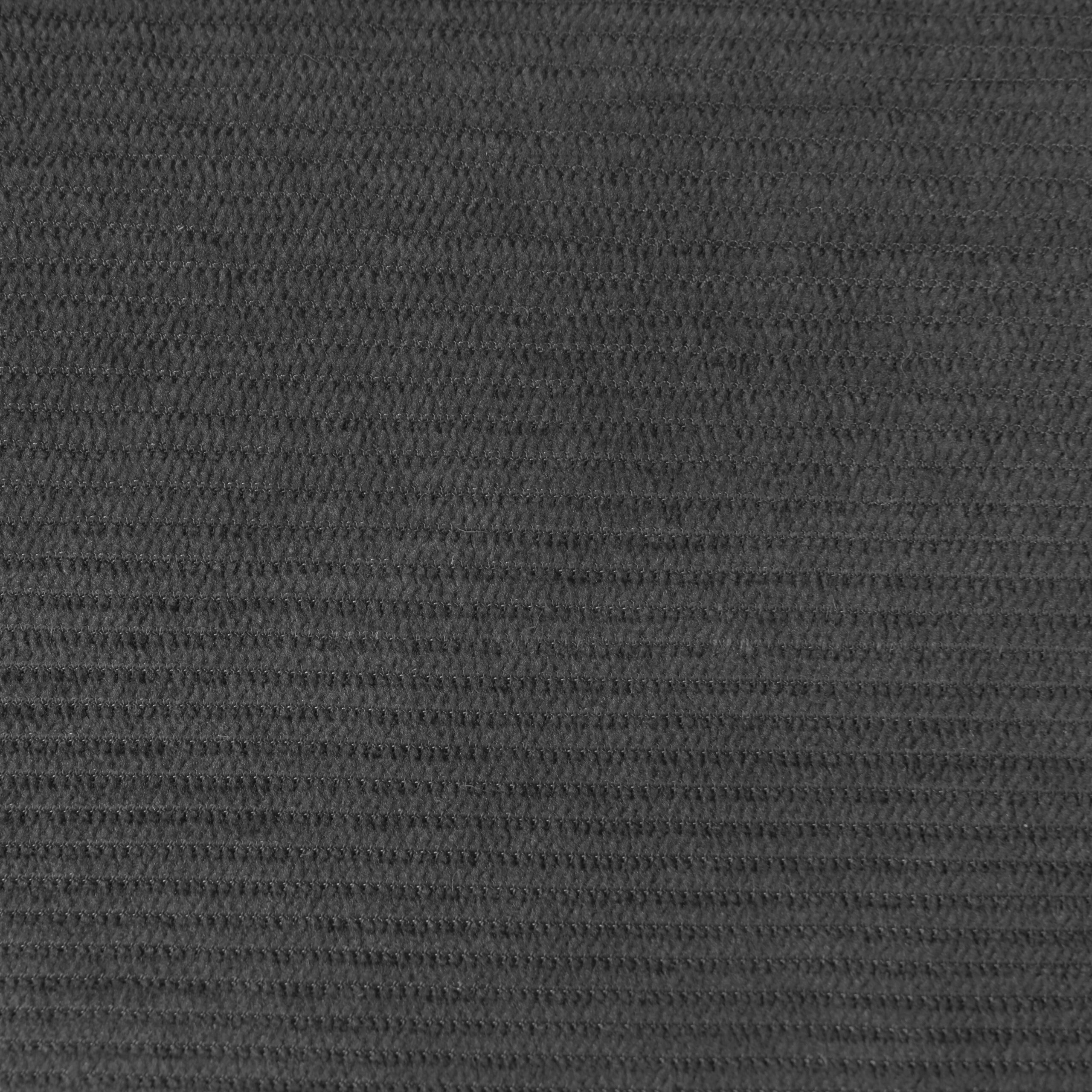 Nahaufnahme einer dunkelgrauen Cordstoff-Textur mit feinen, horizontalen Streifen.
