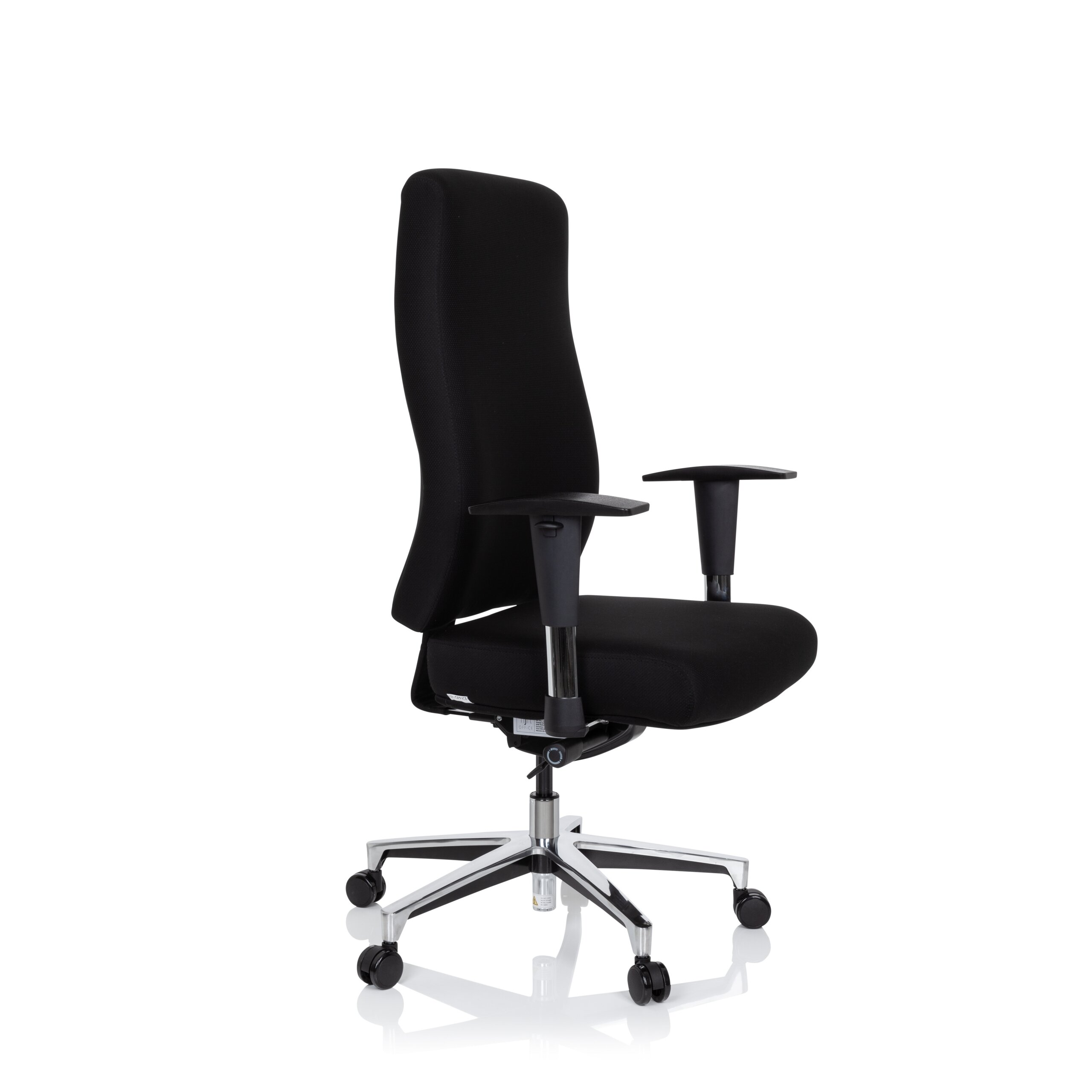 Ein schwarzer ergonomischer Bürostuhl mit Armlehnen und Chrom-Fußkreuz mit Rollen auf weißem Hintergrund.