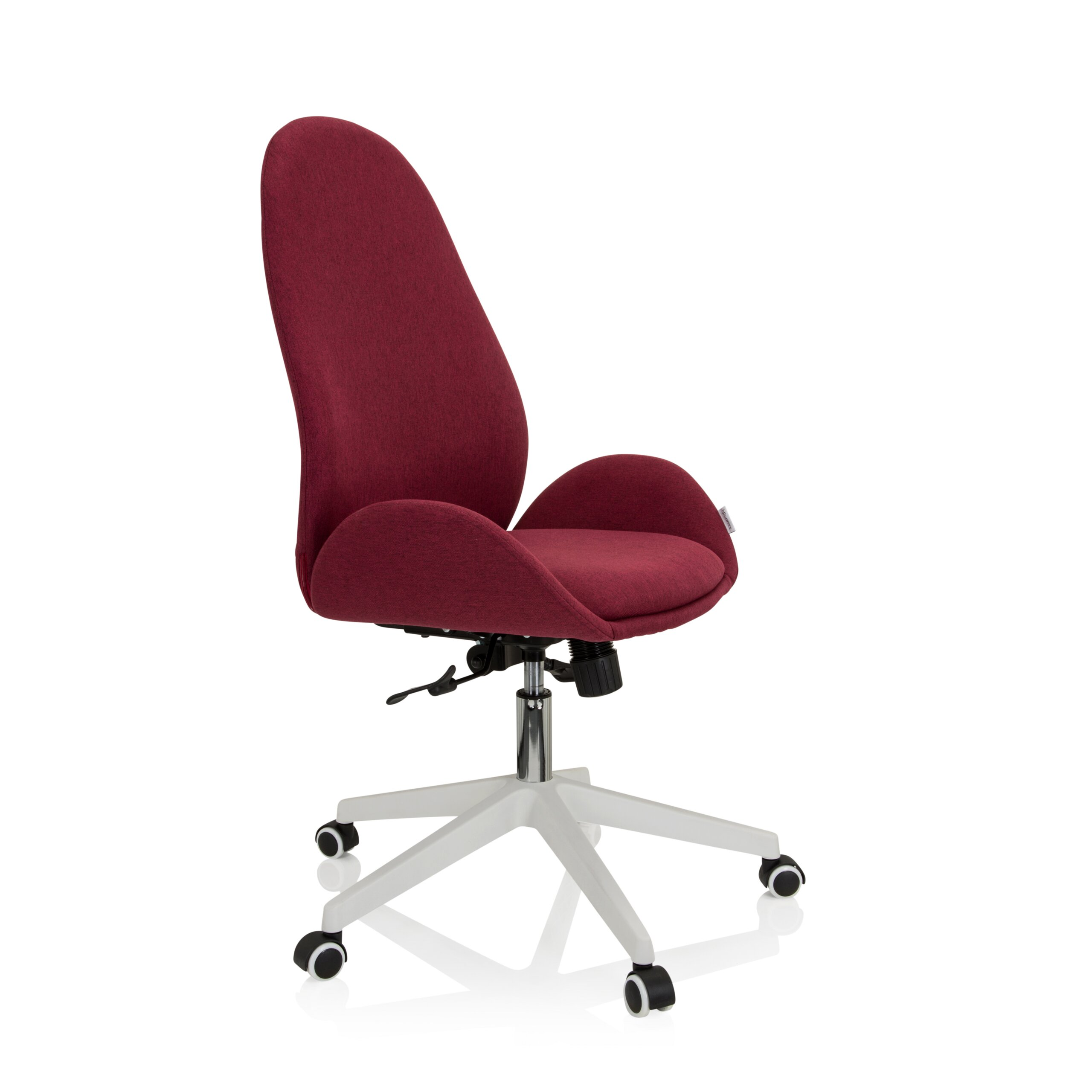 Ein roter ergonomischer Bürostuhl mit weißem Fußkreuz und Rollen auf weißem Hintergrund.