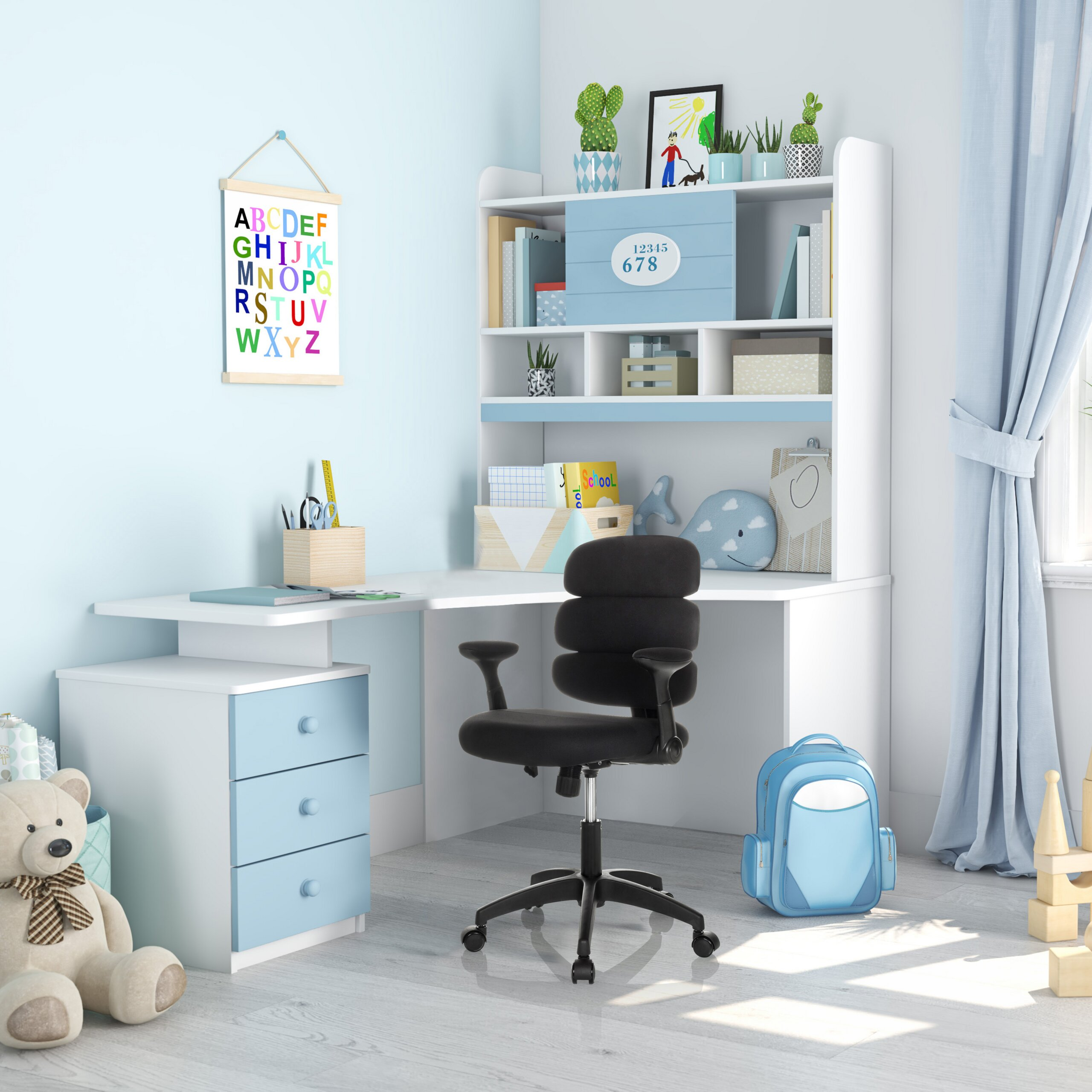 Ein Kinderzimmer mit weiß-blauem Schreibtisch, schwarzem Bürostuhl, Alphabet-Poster und Teddybär.