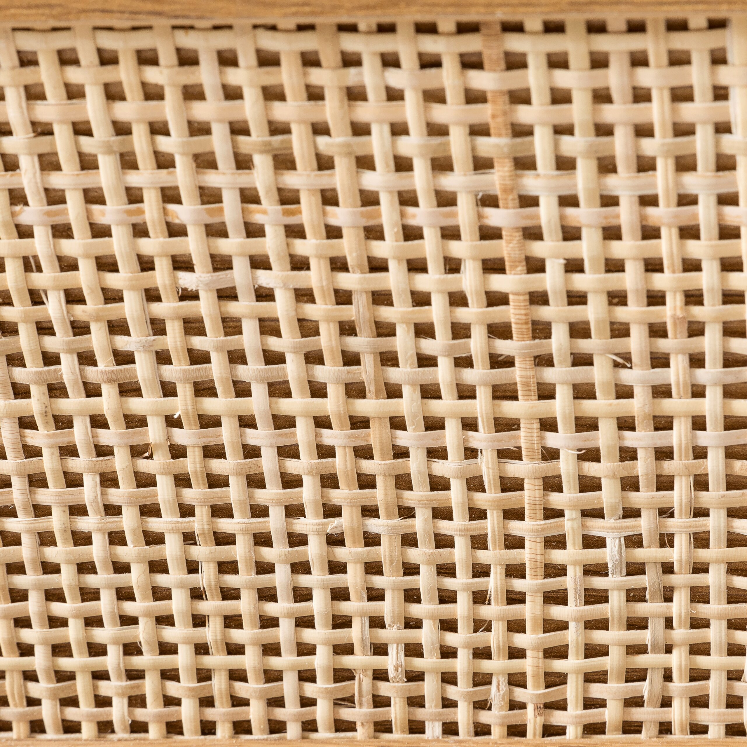 Nahaufnahme von hellbraunem Wiener Geflecht aus geflochtenem Rattanstab.