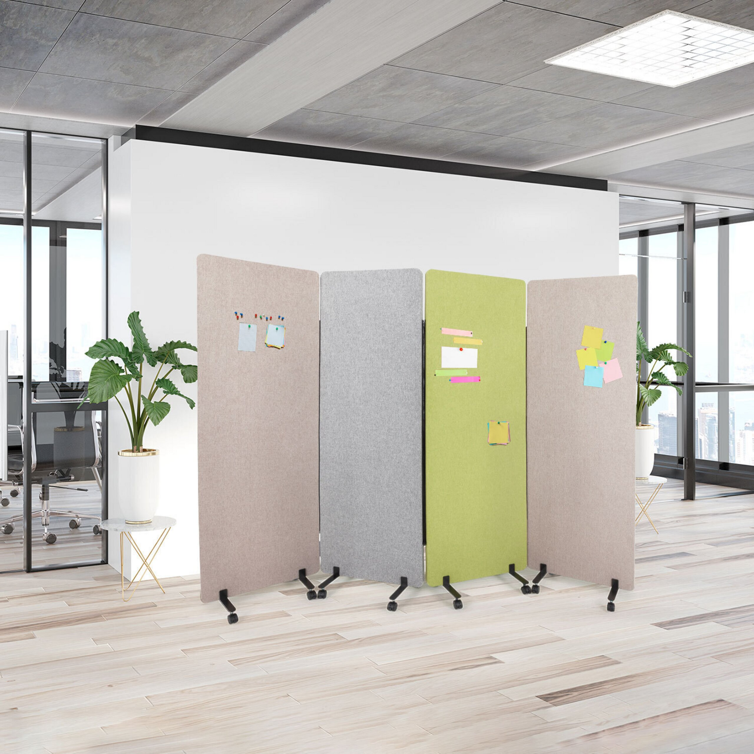Ein mobiler Trennwand-Paravent mit vier Paneelen in Beige, Grau und Grün in einem modernen Büro.