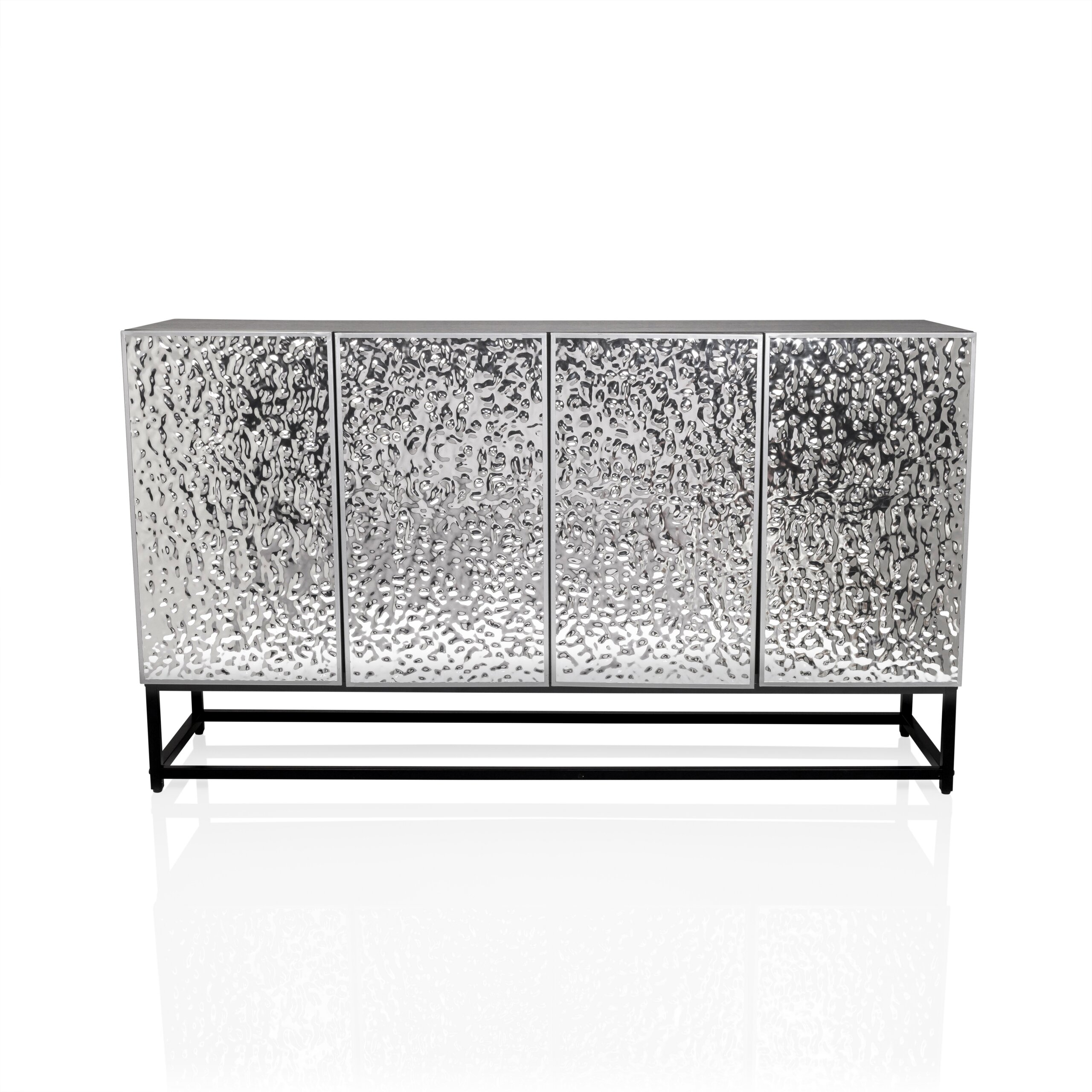 Ein silbernes Sideboard mit gehämmertem Metallmuster auf vier Türen, auf einem schwarzen Metallgestell gegen weißen Hintergrund.