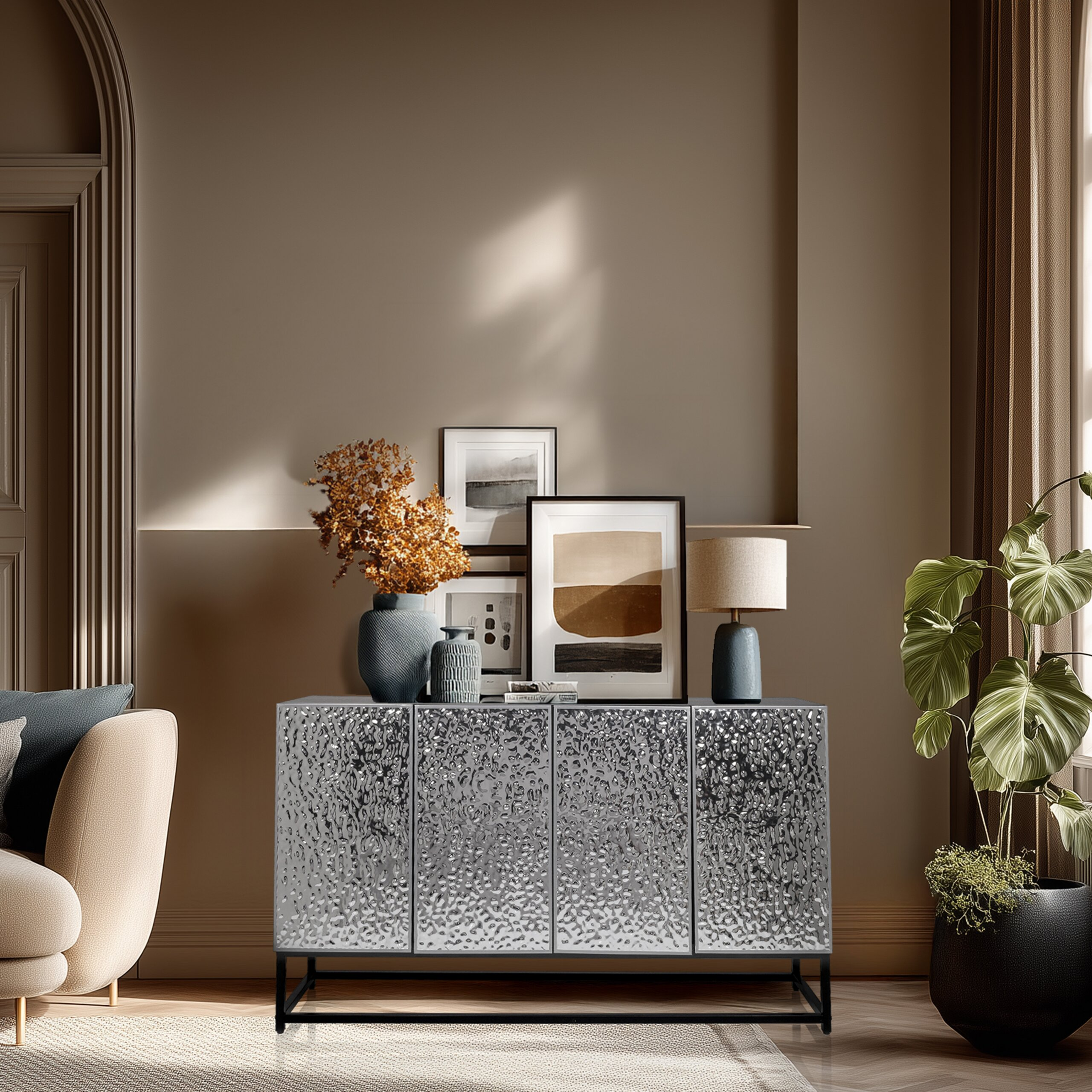 Moderne Kommode mit Relief-Türen, Vasen, Kunst und Lampe vor beiger Wand.