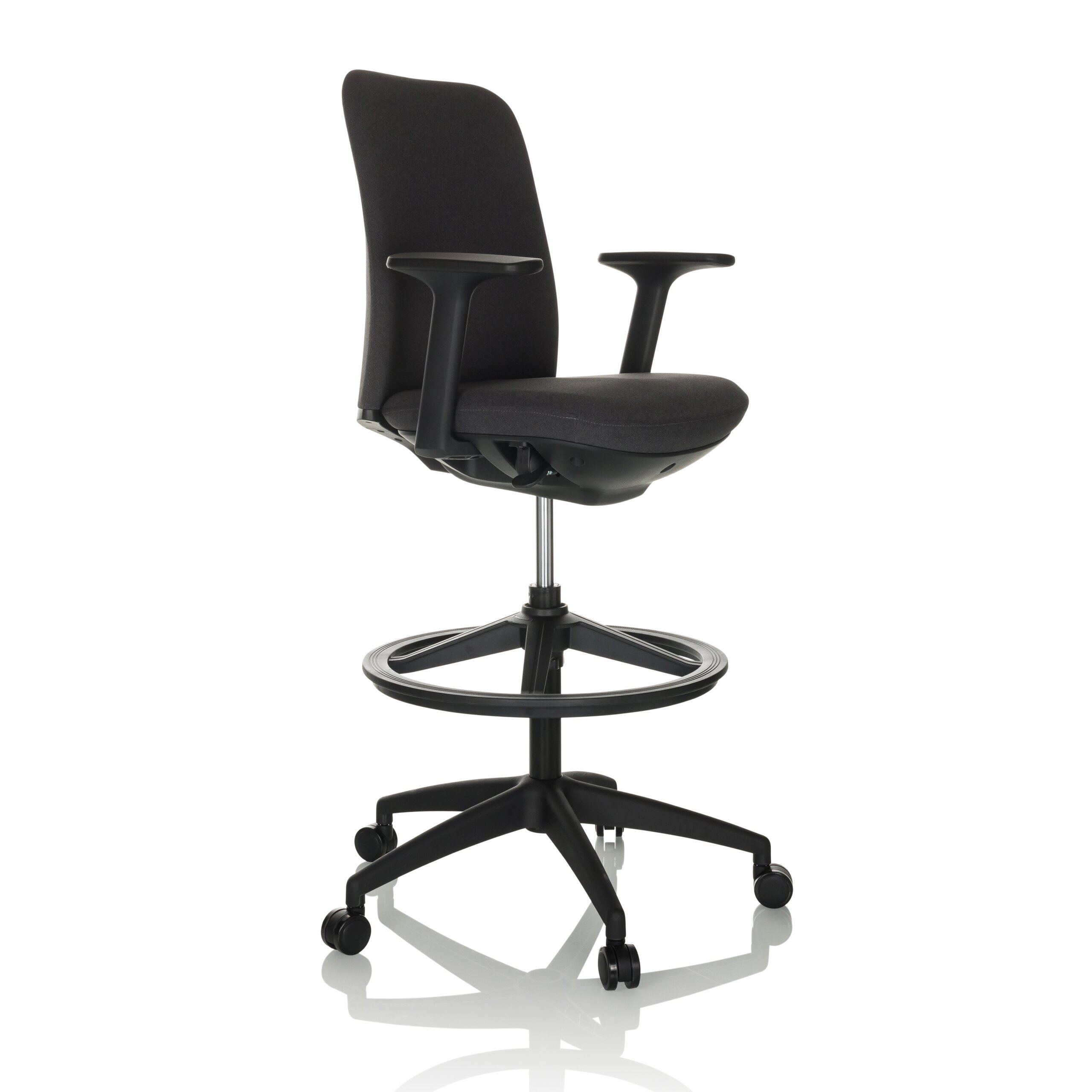 Ein schwarzer ergonomischer Stehstuhl mit Fußring und Rollen auf weißem Hintergrund.