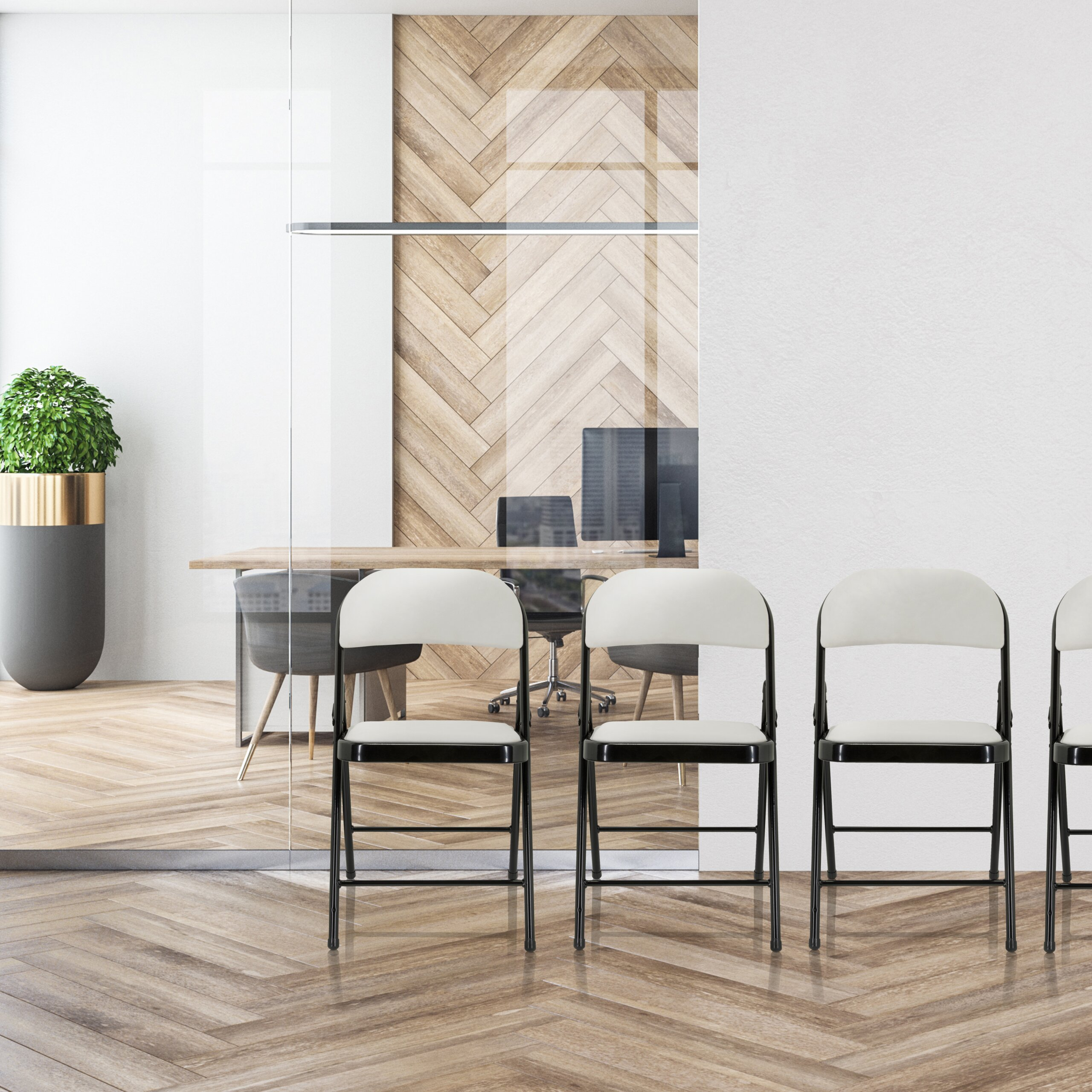 Moderne weiße Klappstühle stehen auf Holzparkett in einem Raum mit Glaswand und Holzwand dahinter.