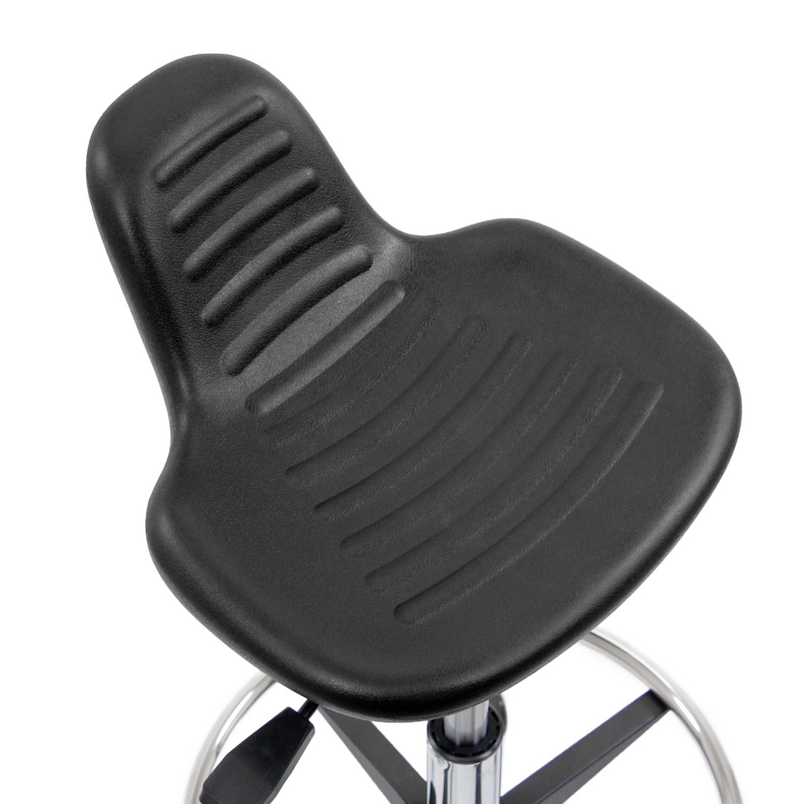 Ein ergonomischer schwarzer Hocker mit konturiertem Sitz und Metallfuß vor weißem Hintergrund.