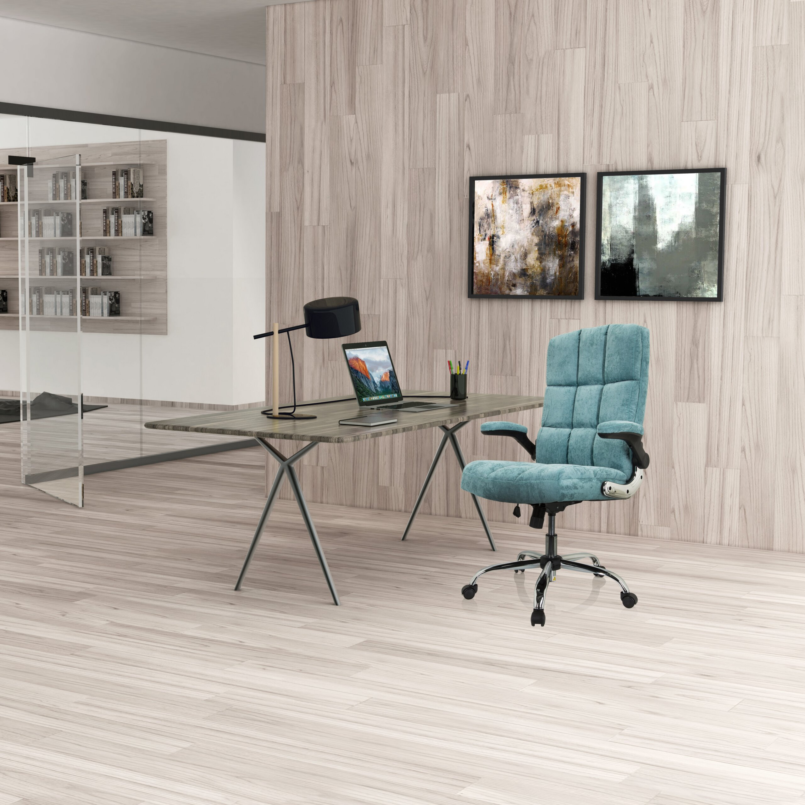 Moderne Bueroraum mit Holzwand, grauem Schreibtisch, Laptop, Lampe, blauem Stuhl und abstrakten Bildern an der Wand.