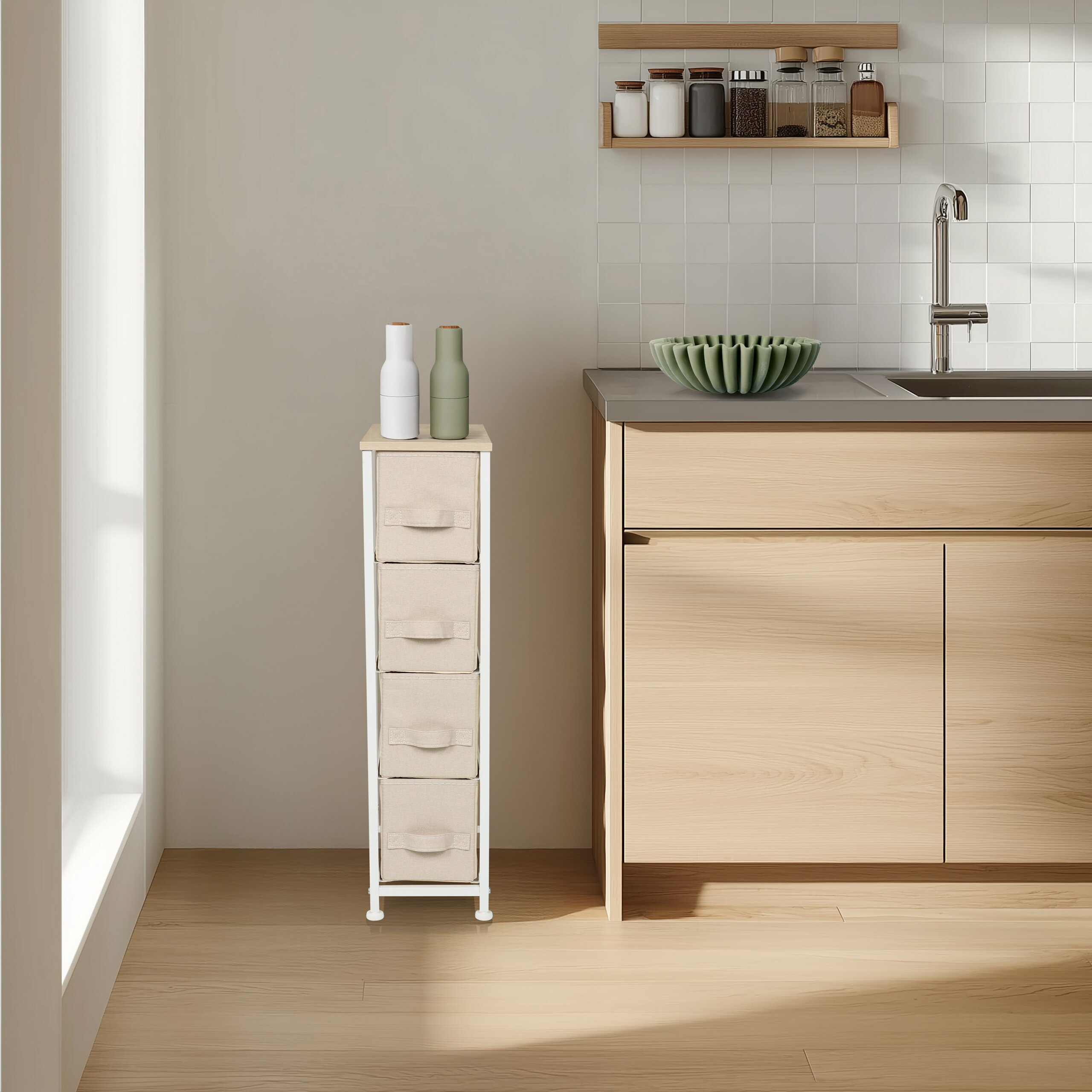 Moderne Küche mit Holzmöbeln, hellem Schrank mit vier Schubladen, Spüle und Gewürzregal an weißer Fliesenwand.