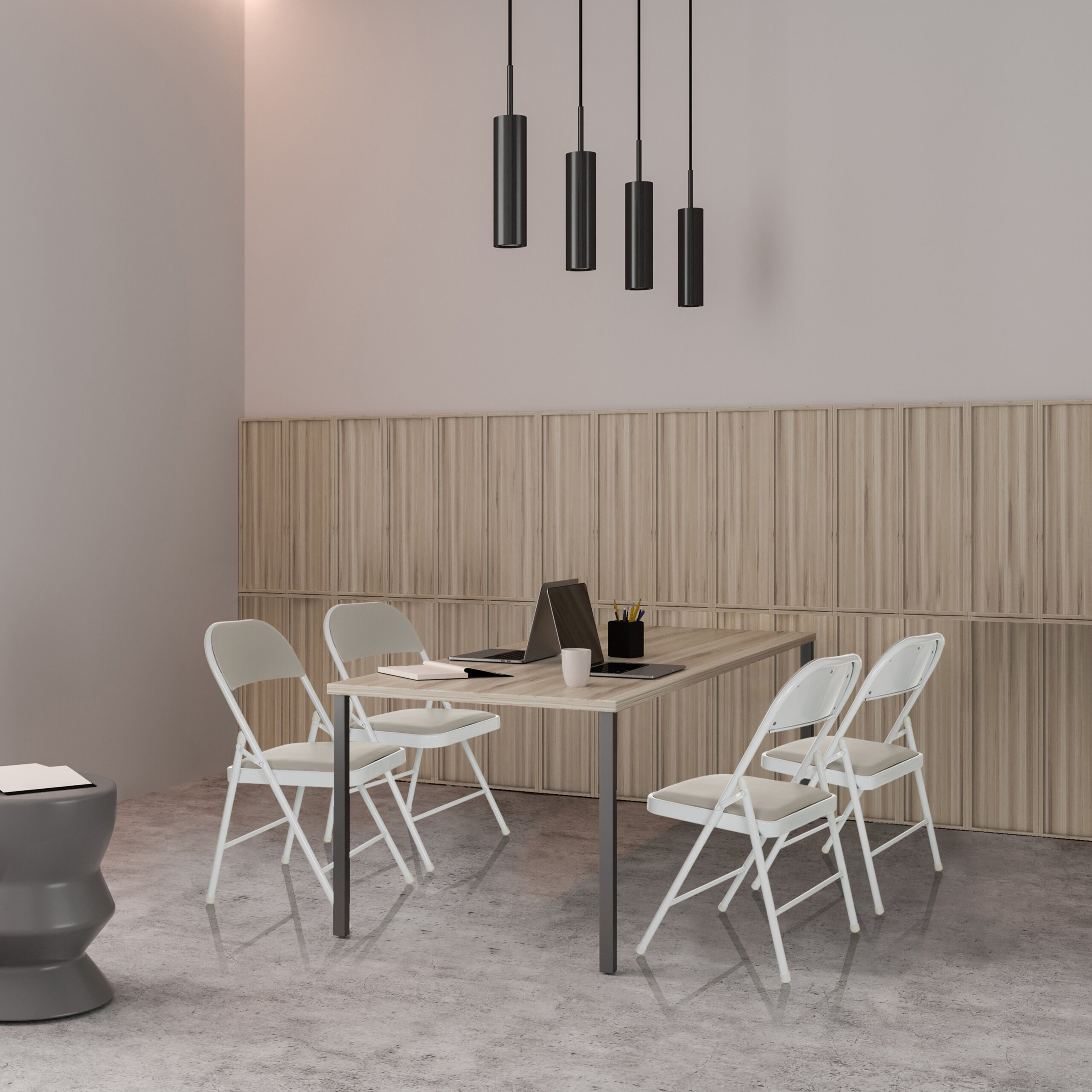 Ein modernes, minimalistisches Zimmer mit einem Holztisch, vier weißen Klappstühlen und vier Hängelampen.