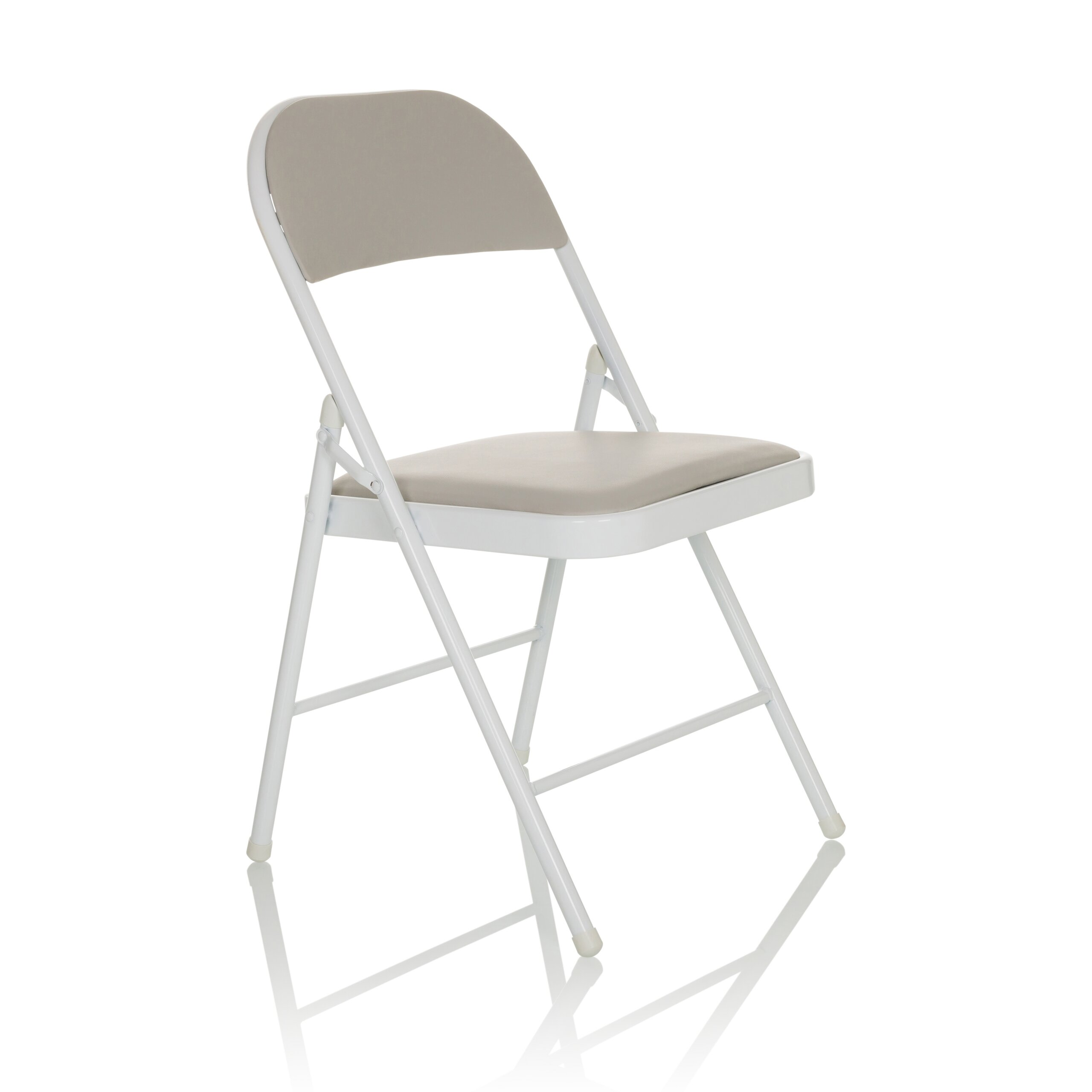 Ein weißer Klappstuhl mit beige gepolsterter Sitzfläche und Rückenlehne auf weißem Boden.