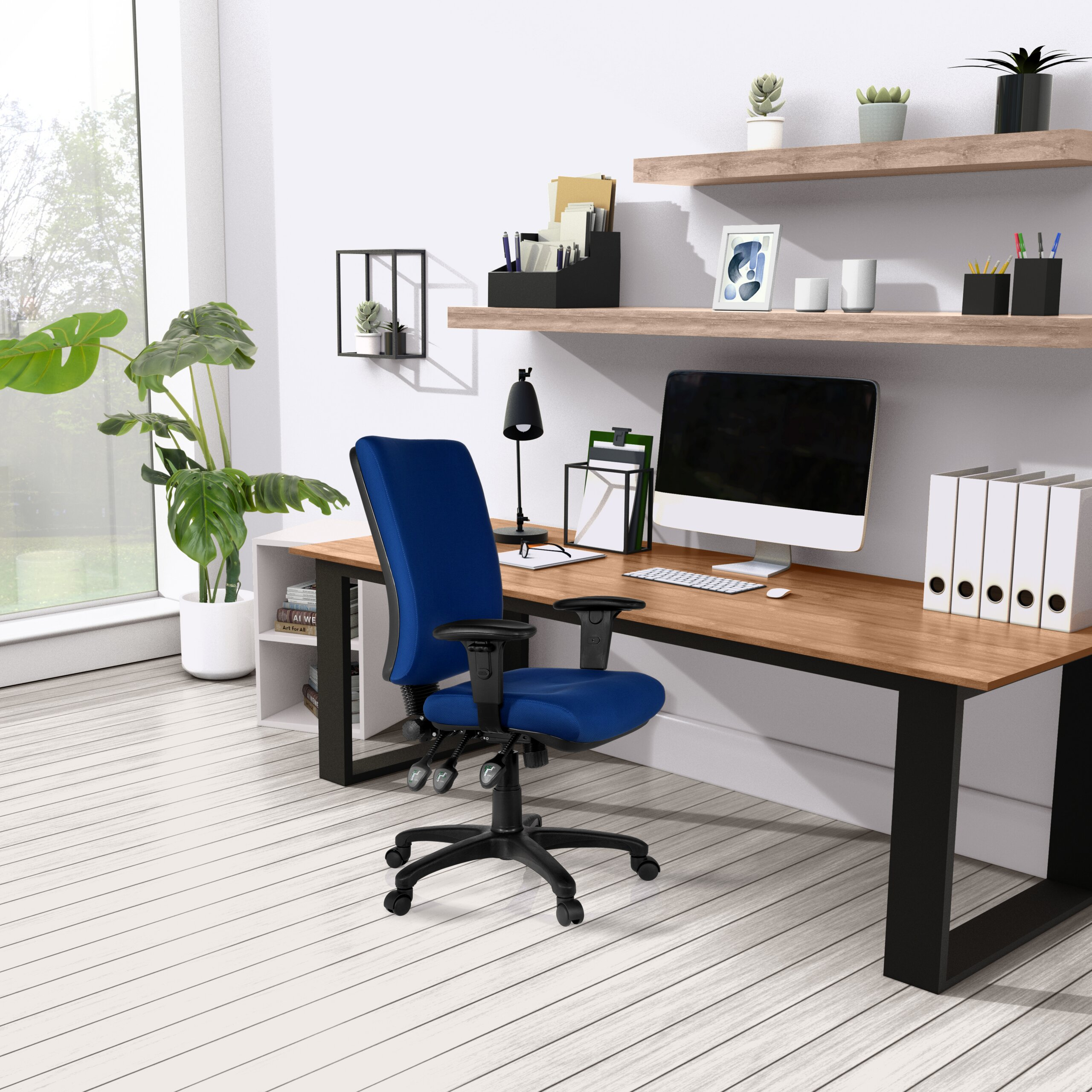 Ein modernes Homeoffice mit blauem Bürostuhl, Holztisch, Computer, Regalen und Topfpflanzen am Fenster.