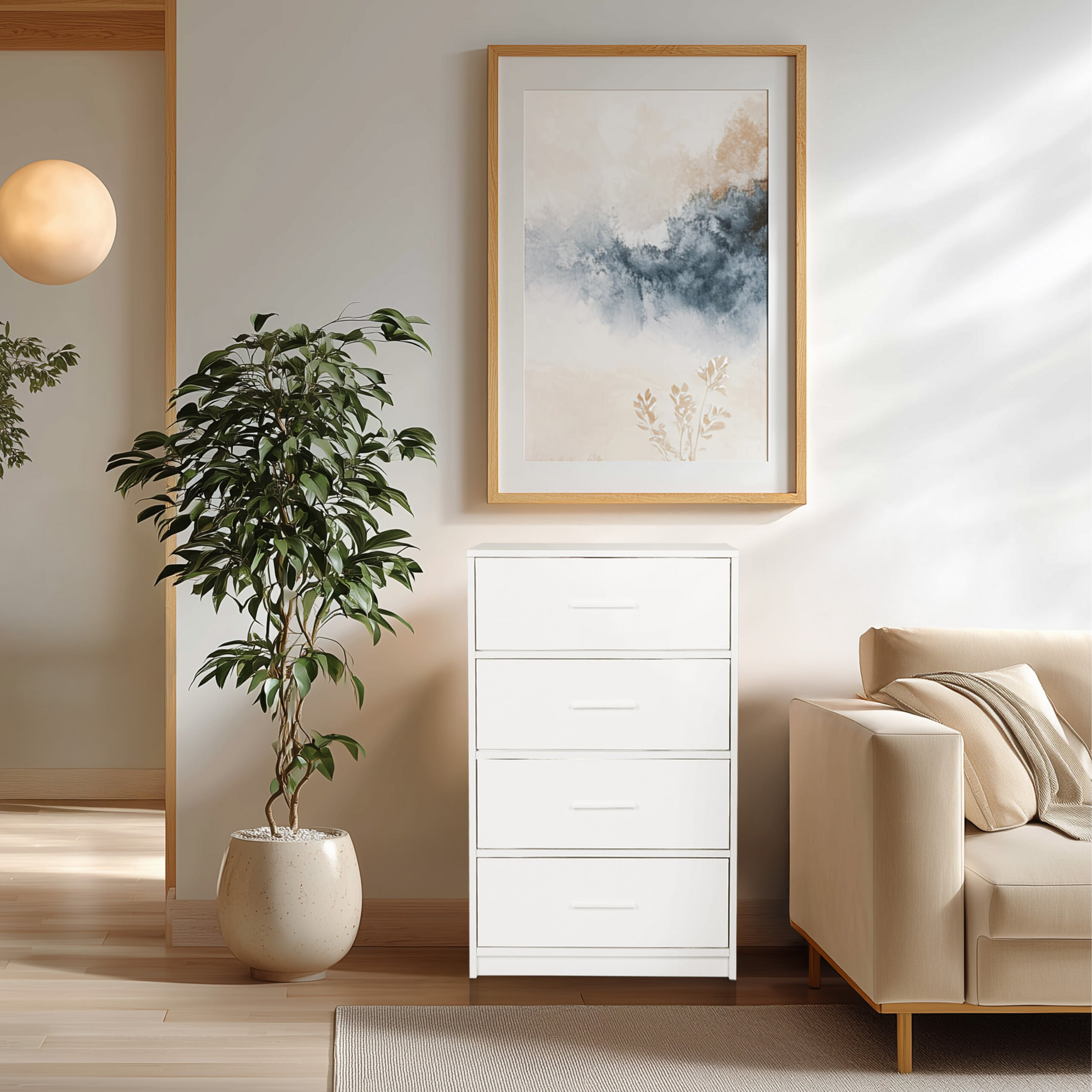 Eine weiße Kommode steht im Zimmer, daneben eine große Topfpflanze und ein beiges Sofa.
