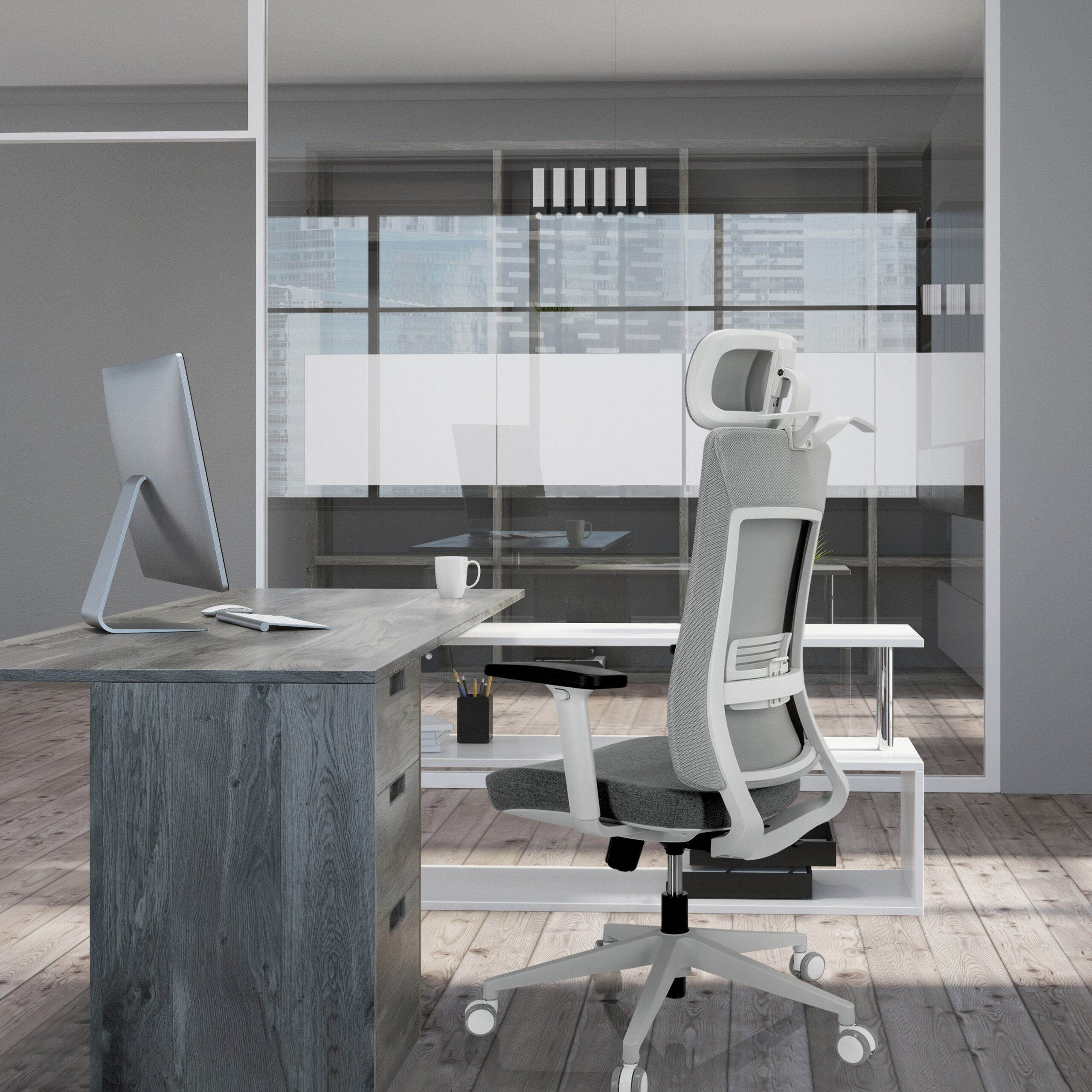 Moderne Schreibtisch mit grauem Stuhl, Computer und Holzboden in einem Büro mit Glaswand.