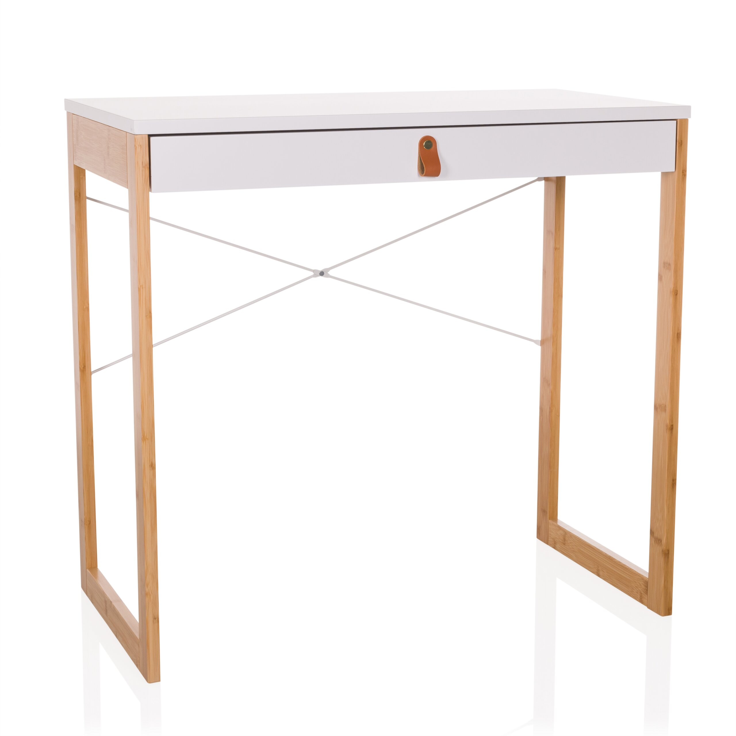 Ein weißer Schreibtisch mit Holzgestell und einer Schublade mit Ledergriff, freigestellt auf weiß.