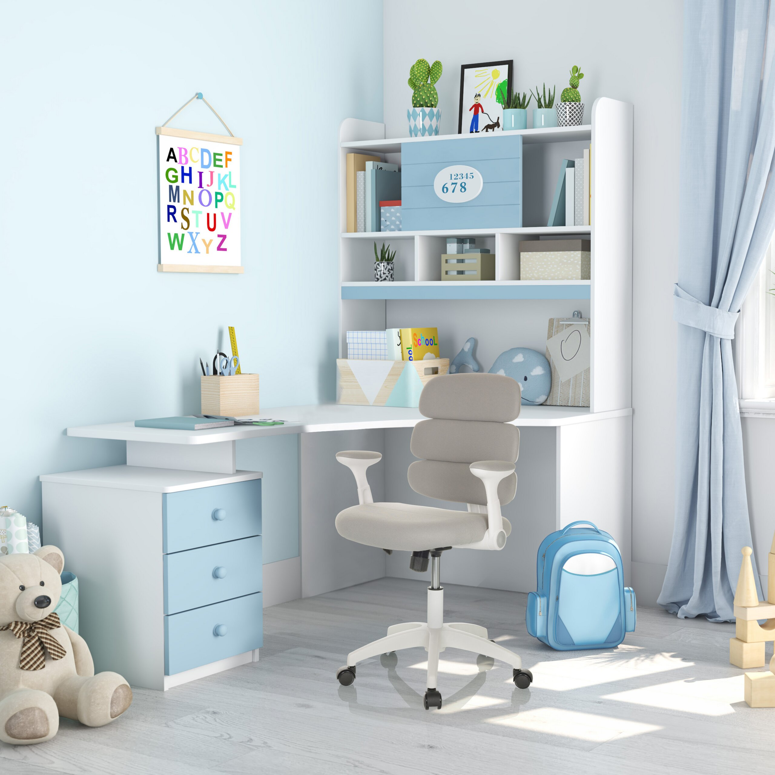 Ein Kinderzimmer mit weiß-blauem Schreibtisch, grauem Bürostuhl, blauem Rucksack und Alphabet-Poster an der Wand.